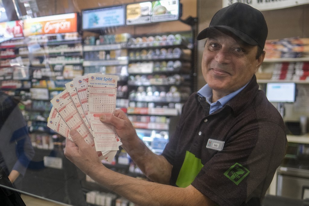 Drawing of the Mega Millions lottery with a top prize of 1 billion dollars