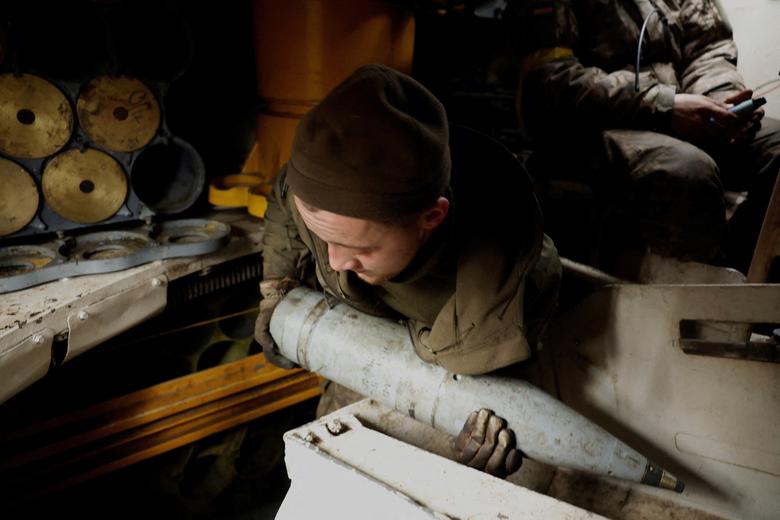 Ukrajinski vojnik Dmitro, 20, sa vojnom jedinicom koja upravlja samohodnom haubicom 2S3 Akatsiya, ubacuje projektil u vozilo, u regionu Donjecka, Ukrajina, 28. decembra. REUTERS/Clodagh Kilcoyne