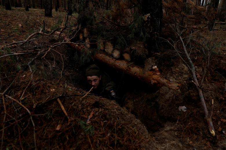 Ukrajinski vojnik Dmitro, 20, izlazi iz podzemnog bunkera, u regionu Donjecka, Ukrajina, 28. decembra. REUTERS/Clodagh Kilcoyne