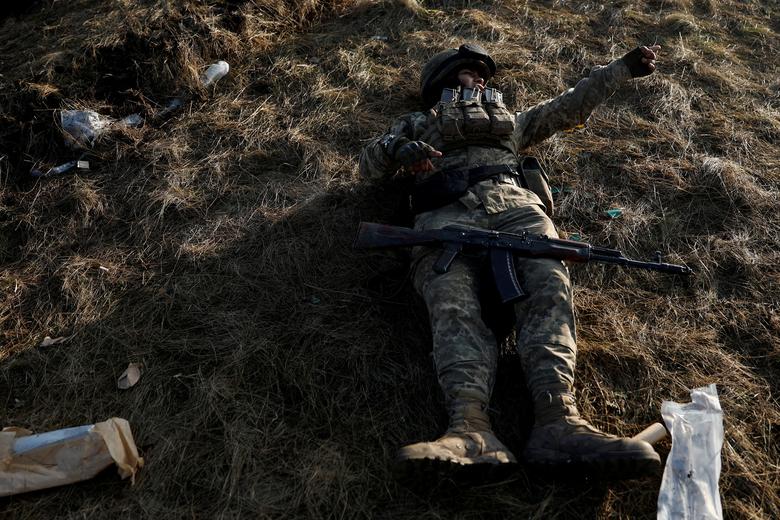 Vojnik međunarodnog bataljona Karpatski Sič blizu linije fronta, blizu Kremine, Ukrajina, 3. januara. REUTERS/Clodagh Kilcoyne