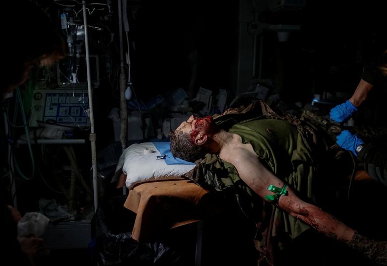 Zdravstveni radnik liječi ranjenog ukrajinskog vojnika u predbolničkom centru za medicinsku pomoć u oblasti Donjeck, Ukrajina, 22. novembra. Radio Slobodna Evropa/Radio Sloboda/Serhii Nuzhnenko, preuzeto sa Reutersa