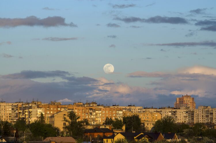 1672908953-moon-g2b67c22c7_1920-750x497