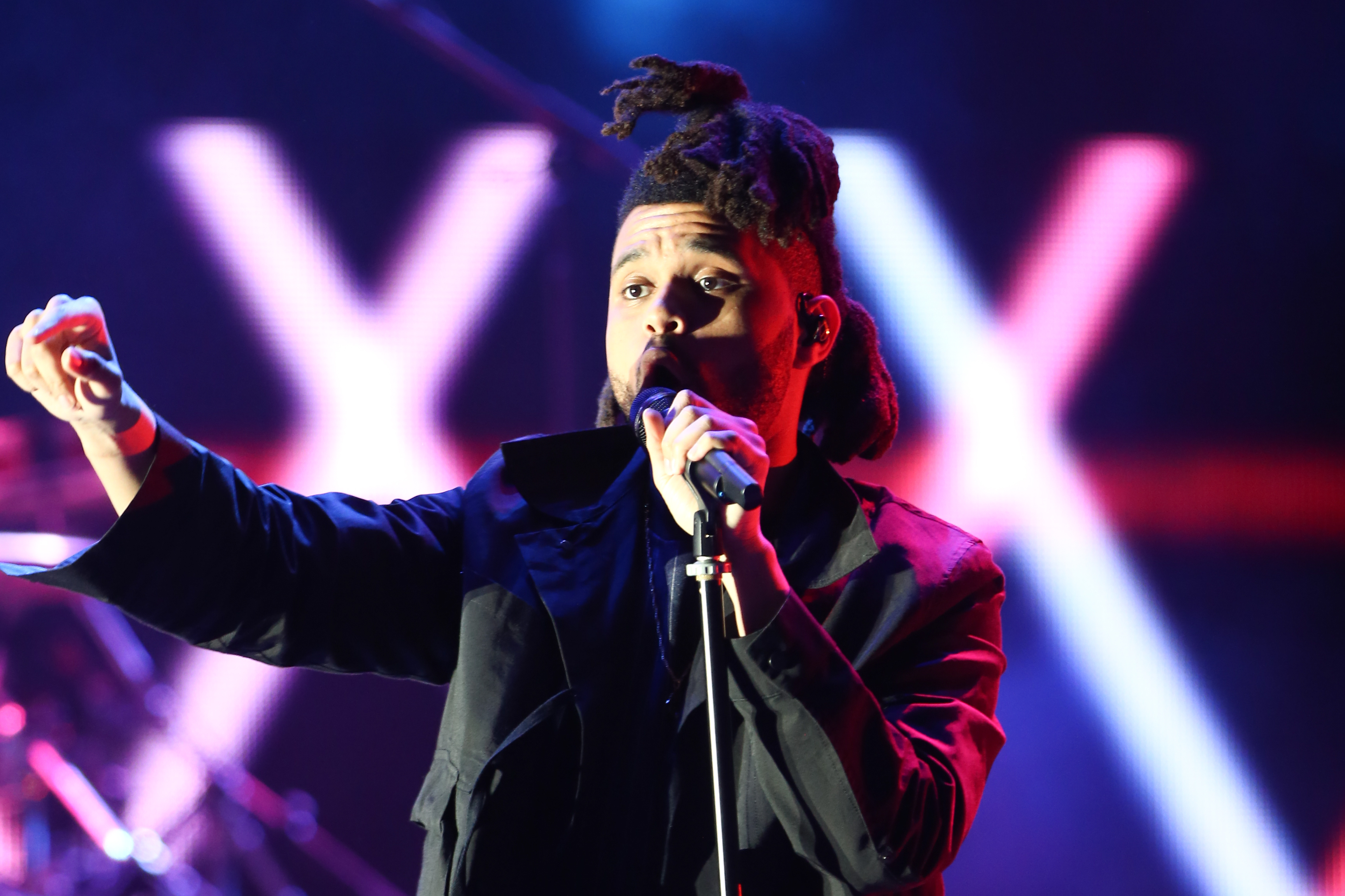 Hollywood,,Ca-oct,24:,The,Weeknd,Performs,Onstage,During,Cbs,Radios