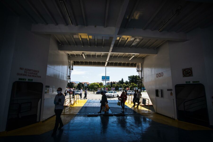 Split: Unatoč velikom broju novozaraženih trajekt isplovio prema Braču