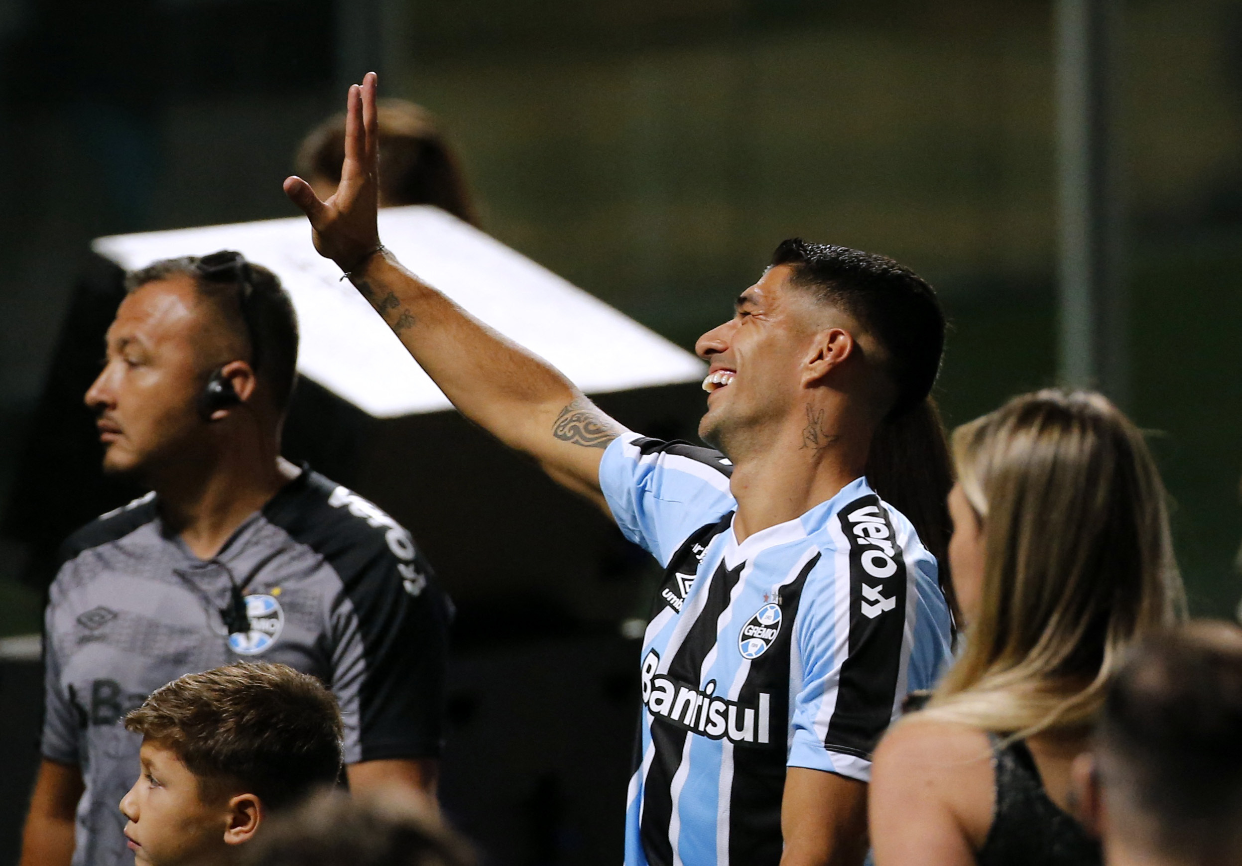 Gremio present new signing Luis Suarez