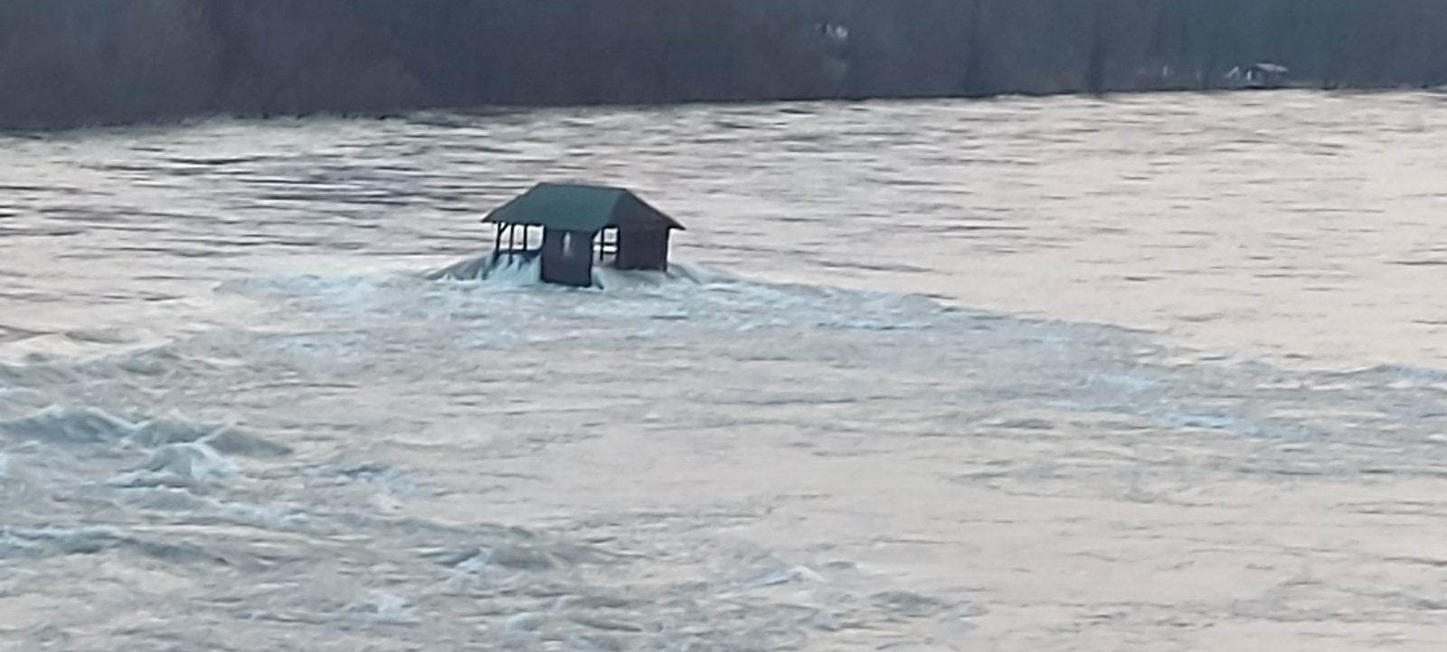 1674147148-Poplave-bujica-kucica-na-Drini-Privatna-arhiva-M.O.