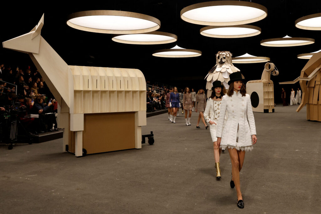 1675077931-2023-01-24T094627Z_1867271859_RC2XWY9IGMDF_RTRMADP_3_FASHION-PARIS-HAUTECOUTURE-CHANEL-1024x683.jpg