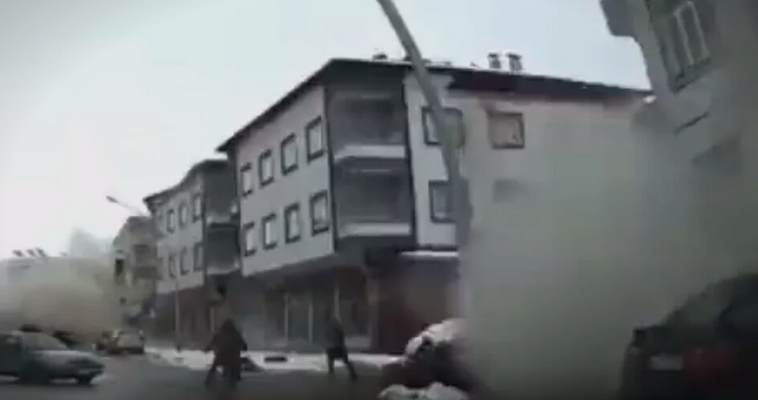 Screenshot 2023-02-07 at 20-59-37 VIDEO Kamera u vozilu zabilježila dramatičan trenutak rušenja zgrada u turskom gradu