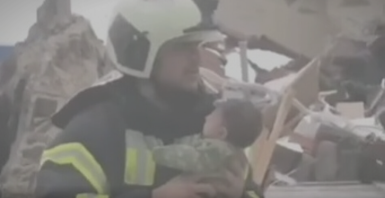 Screenshot 2023-02-08 at 13-51-11 Nova dramatična snimka iz Turske Iz ruševina izvučena dvomjesečna beba