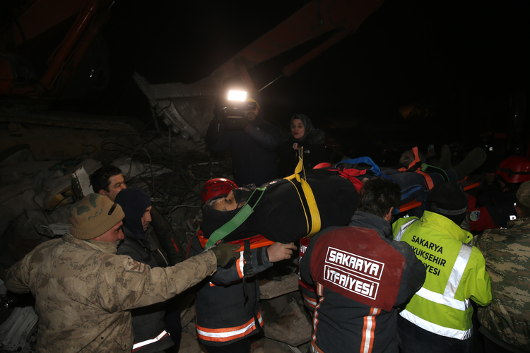 Kahramanmaraş'ta 3 kişilik aile, depremden 73 saat sonra enkazdan kurtarıldı