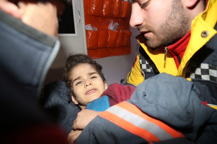 Kahramanmaraş'ta 3 kişilik aile, depremden 73 saat sonra enkazdan kurtarıldı