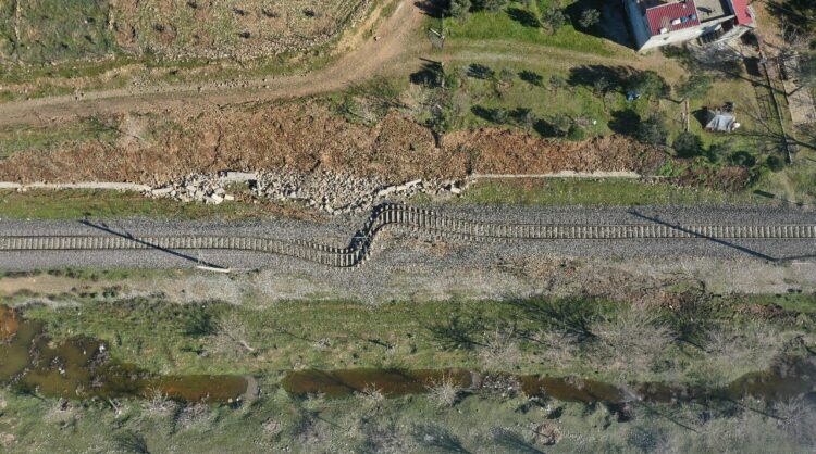 Iskrivljena pruga pokazuje jačinu zemljotresa koji je pogodio Turkiye