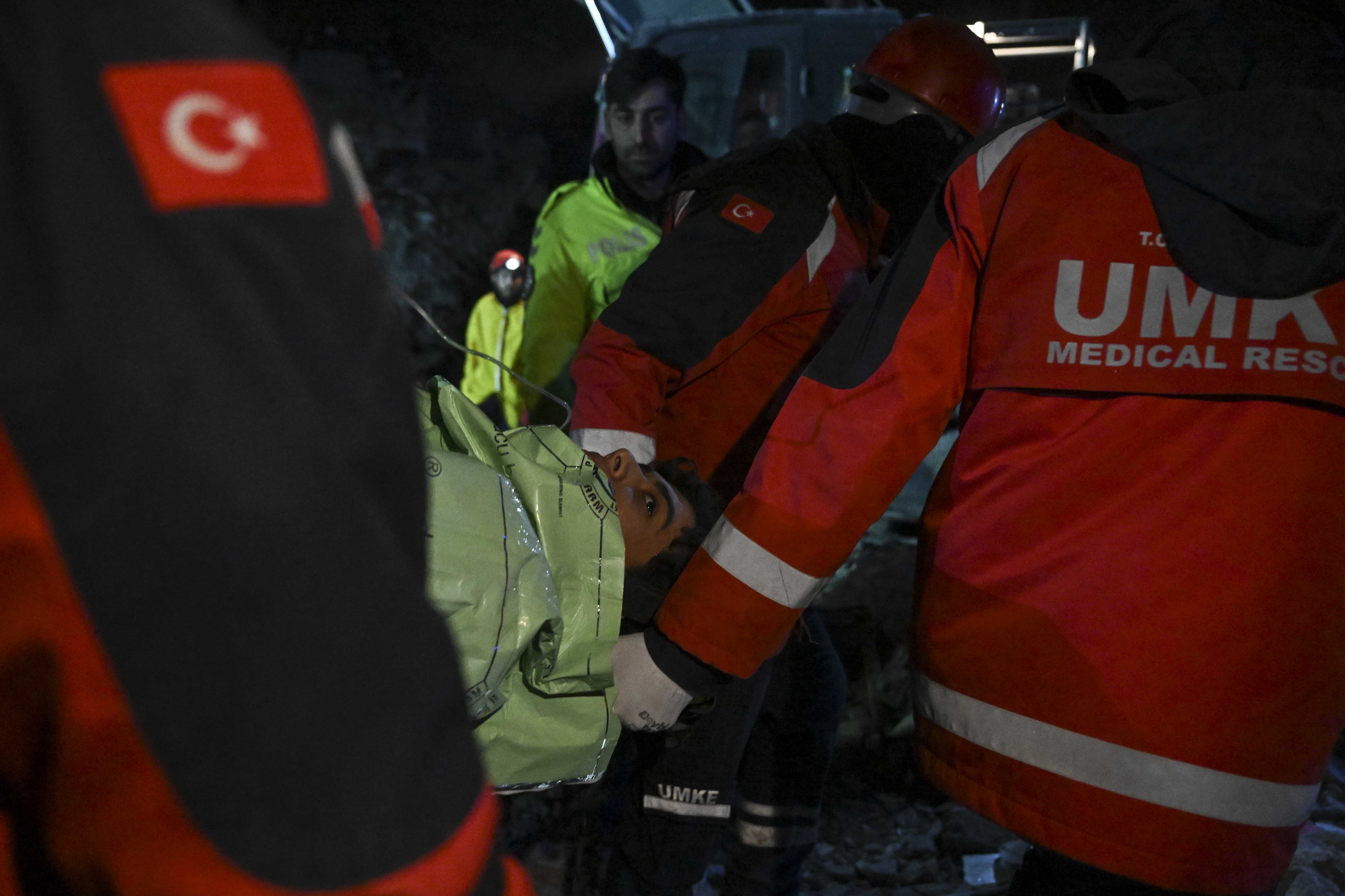 Turkiye: Majka, otac i sin spašeni iz ruševine nakon 138 sati