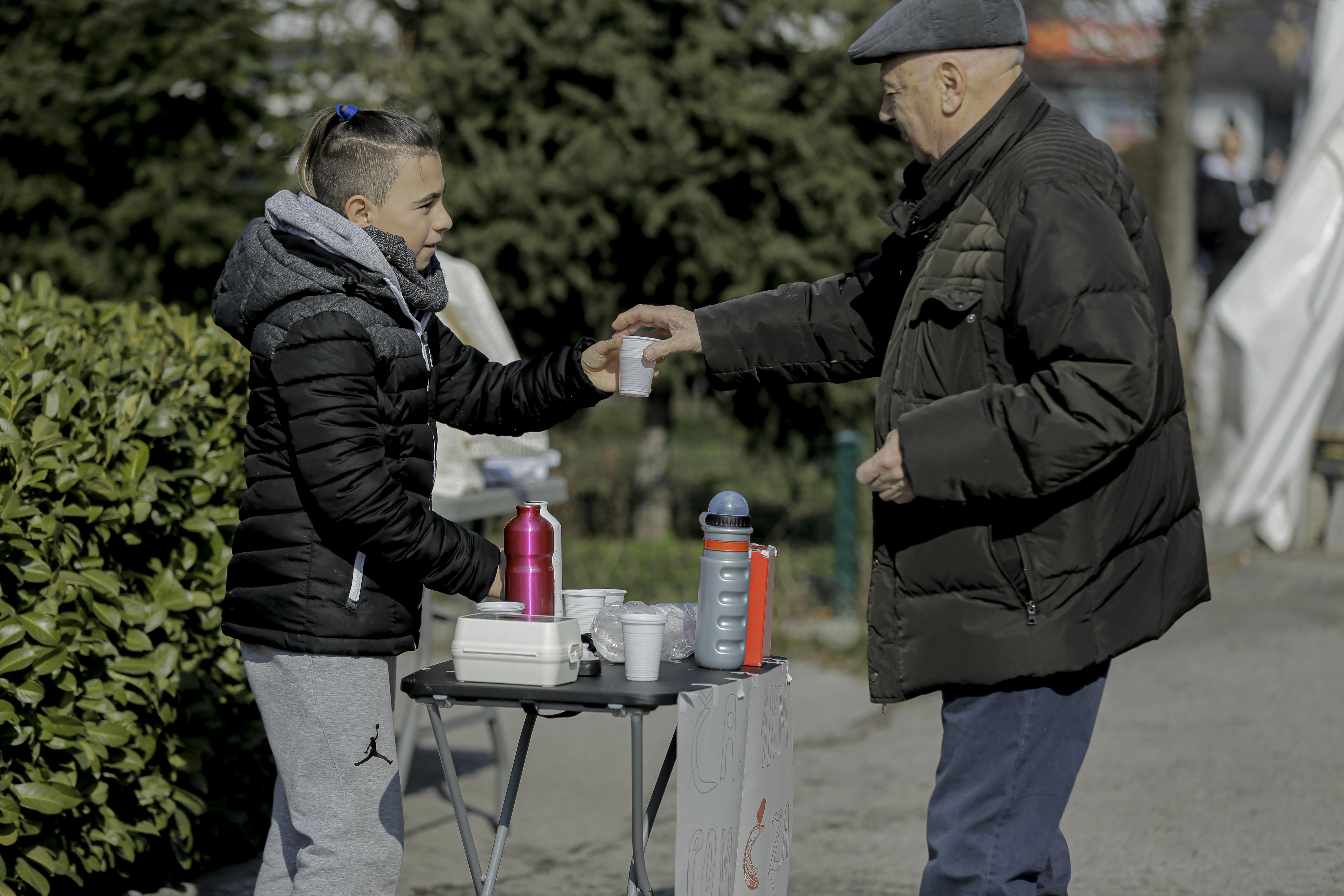 Sarajevo: Dvanaestogodišnji dječak prodaje čaj kako bi pomogao Turkiye i Siriji