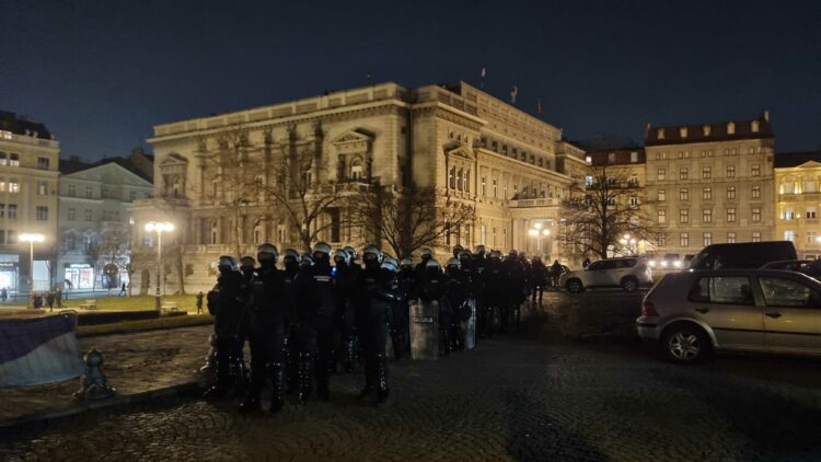 1676487658-policija-protest-750x422