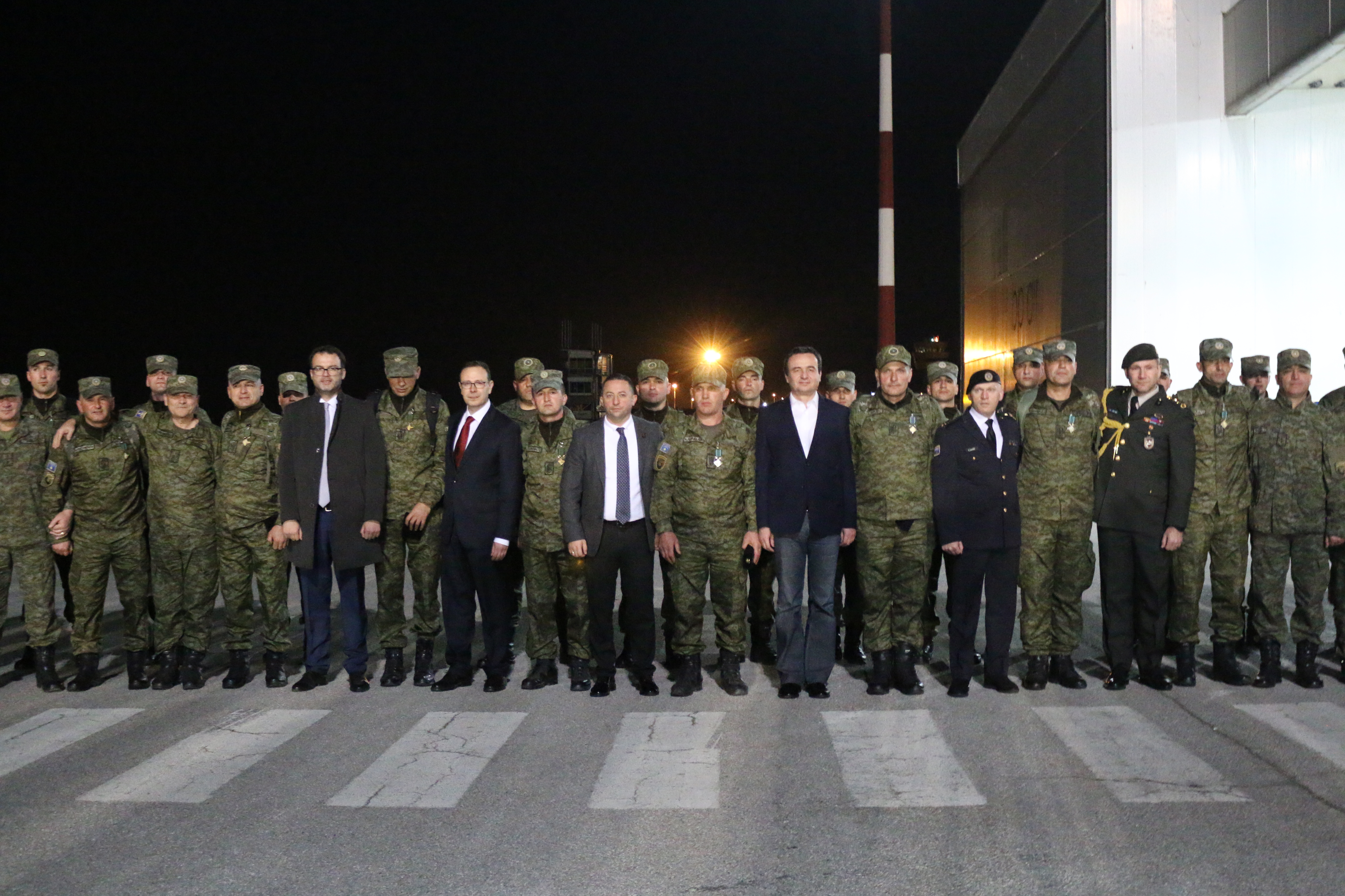 Kosovske vojnike po povratku iz Turkiye dočekao premijer Kurti