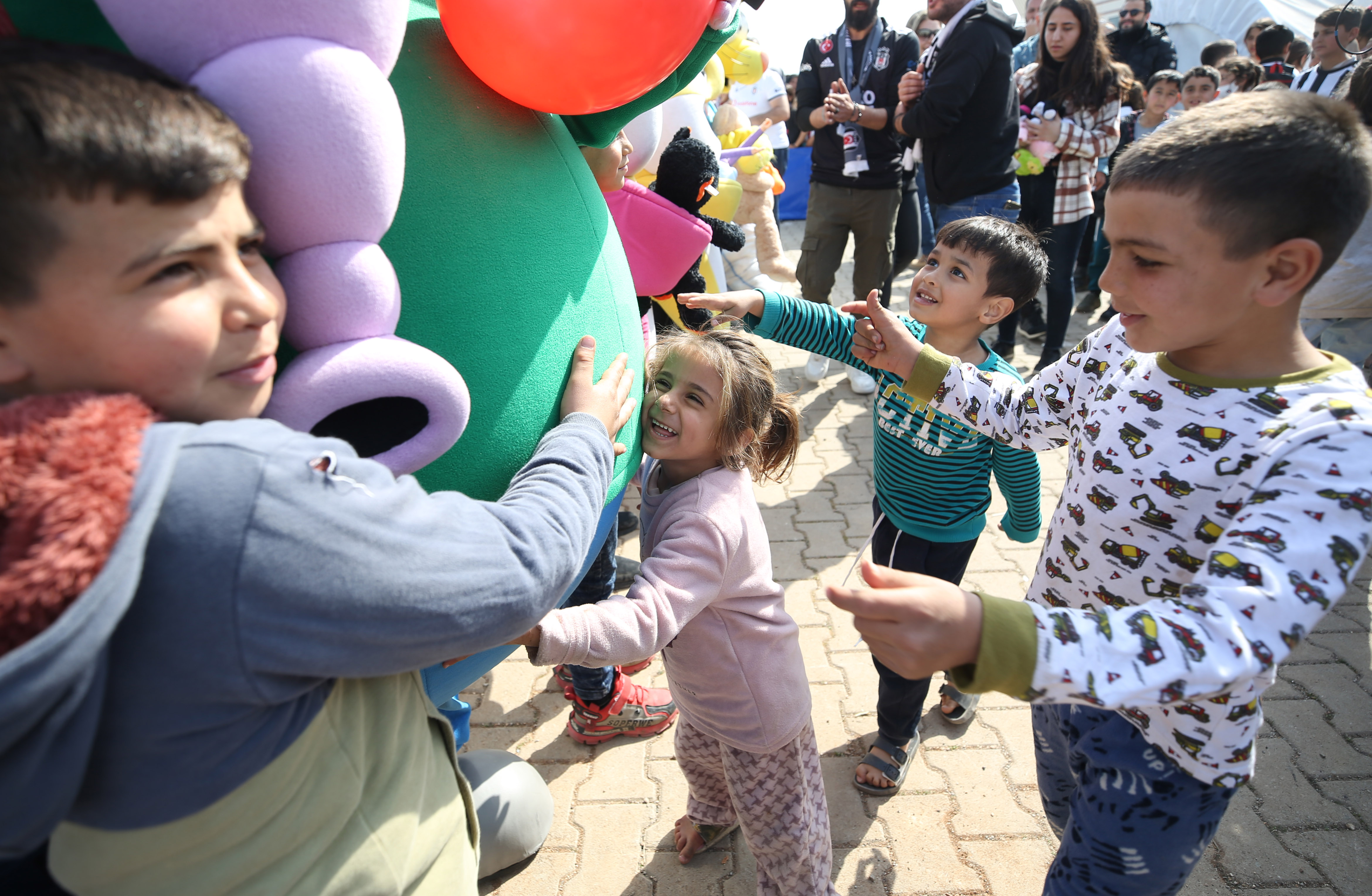 Turkiye: Mališani u Kahramanmarasu dobili igračke od Besiktasovih navijača