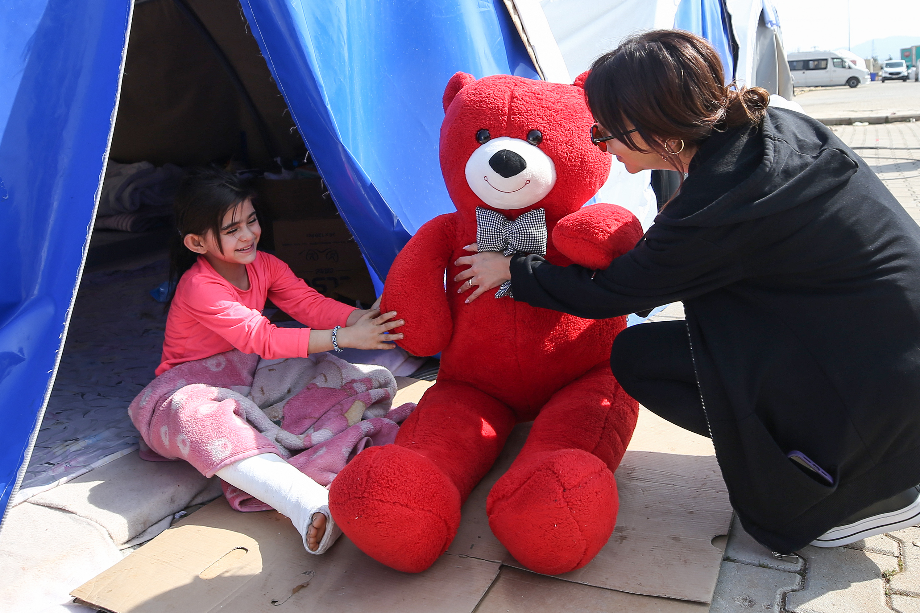 Turkiye: Mališani u Kahramanmarasu dobili igračke od Besiktasovih navijača