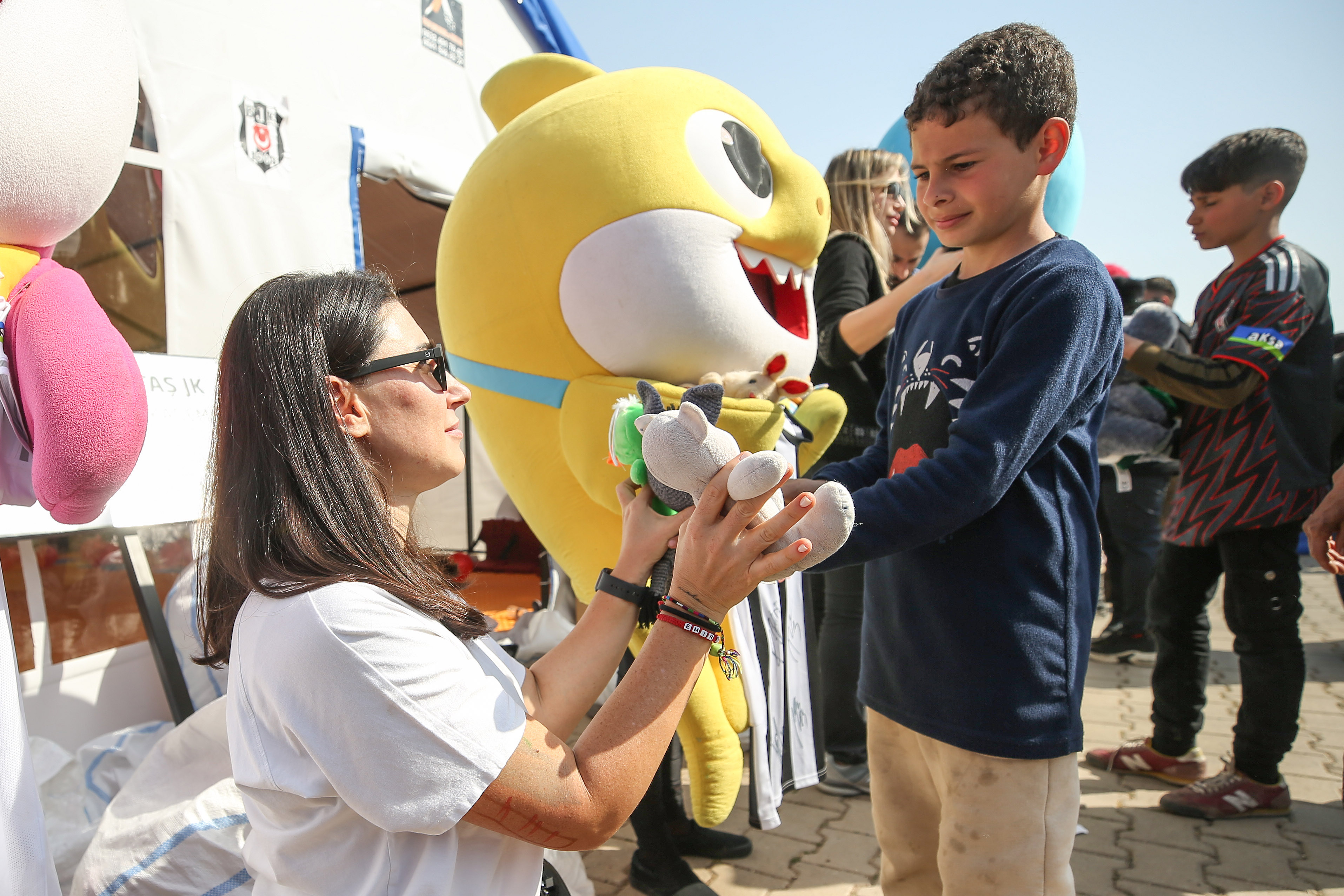 Turkiye: Mališani u Kahramanmarasu dobili igračke od Besiktasovih navijača
