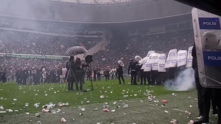 Violence erupts at Turkish soccer match
