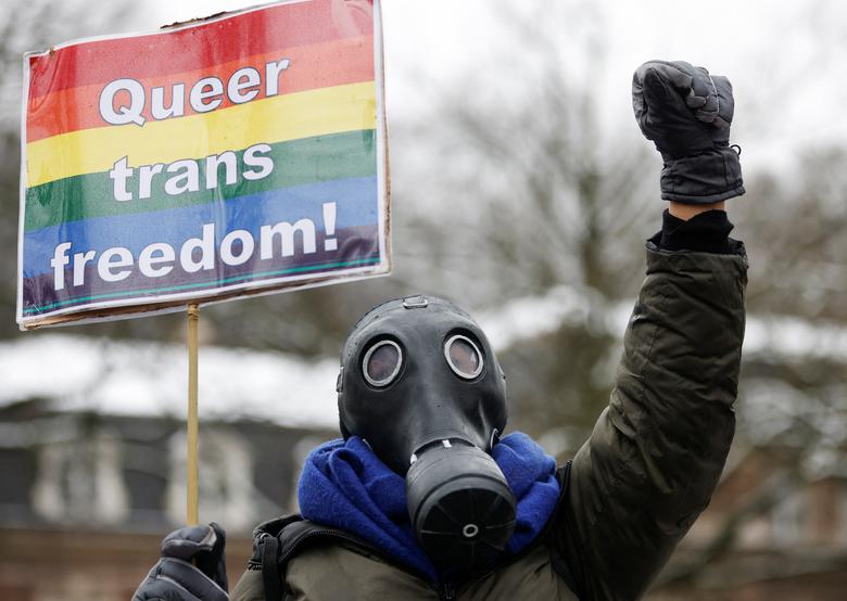 Učesnik na protestu ispred iranske ambasade u sklopu Međunarodnog dana žena u Briselu, Belgija, 8. marta 2023. REUTERS/Johanna Geron