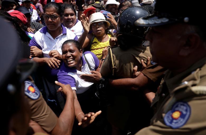 Demonstrantkinja viče na policajca tokom protesta koji je organizovala grupa "Žene za prava" protiv, kako kažu, nepravednog poreza na dohodak i visokih troškova života povodom obeležavanja Međunarodnog dana žena, u Kolombu , Šri Lanka 8. marta 2023. REUTERS/Dinuka Liyanawatte