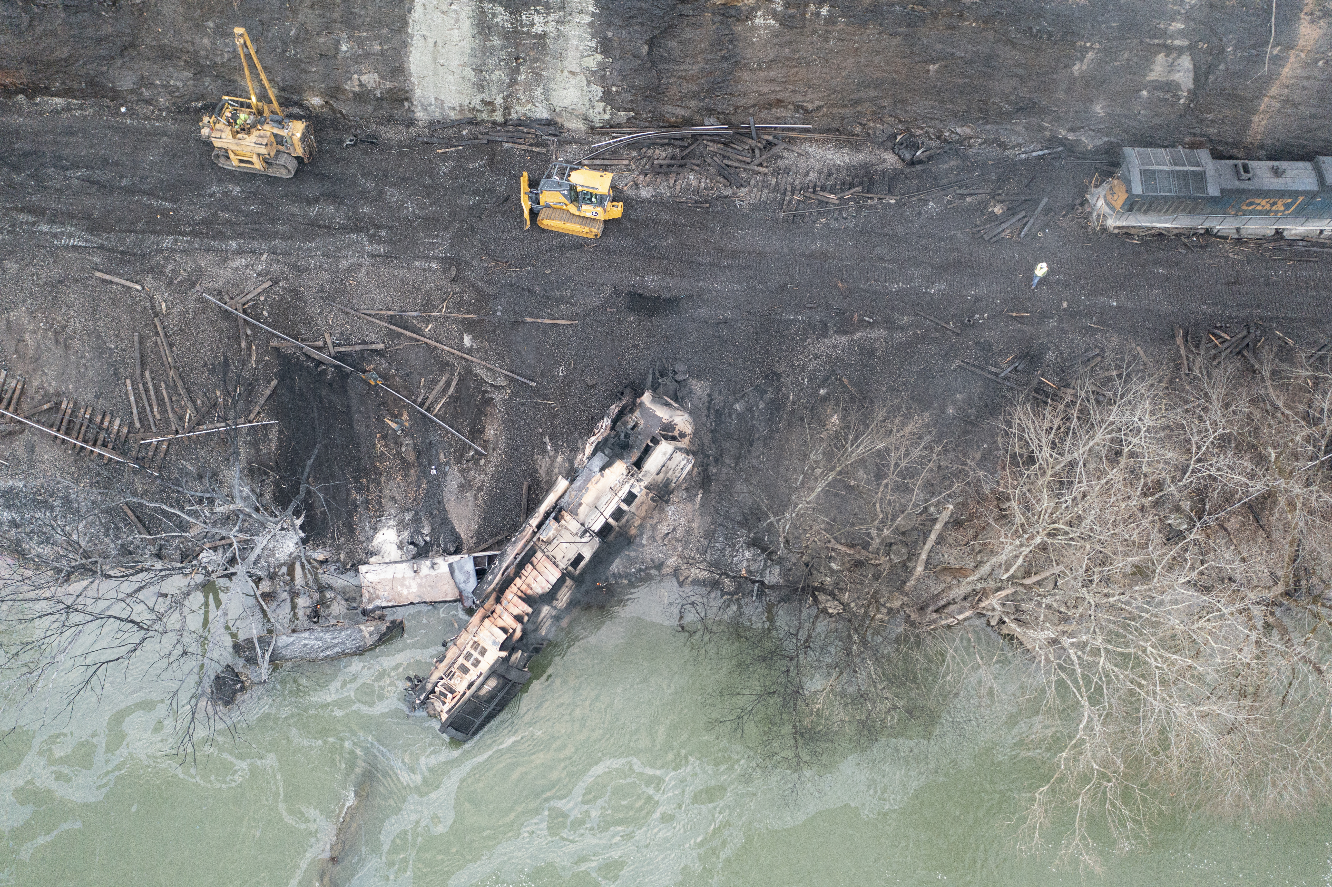 SAD: Teretni voz iskočio iz šina, povrijeđene tri osobe
