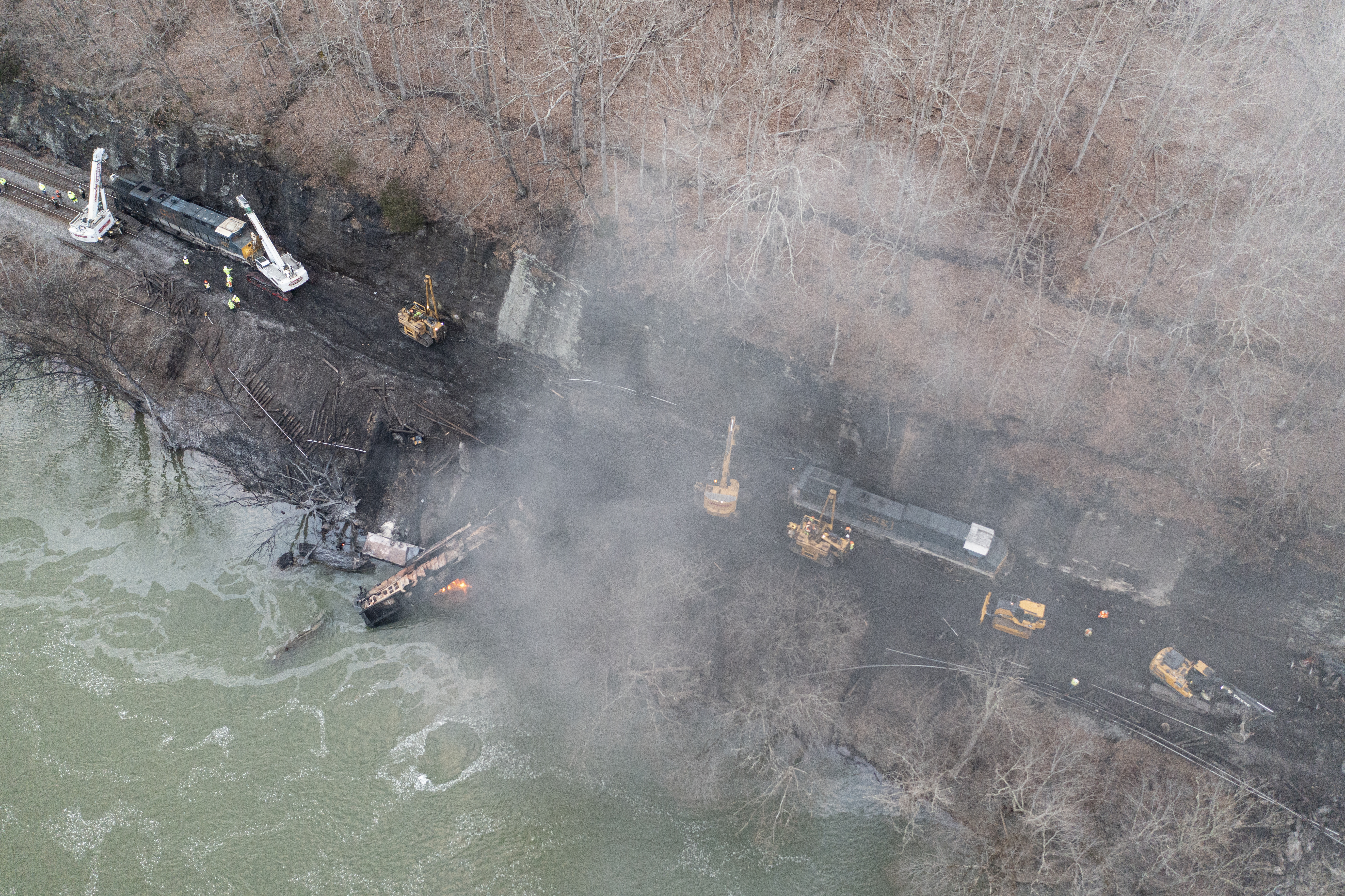 SAD: Teretni voz iskočio iz šina, povrijeđene tri osobe