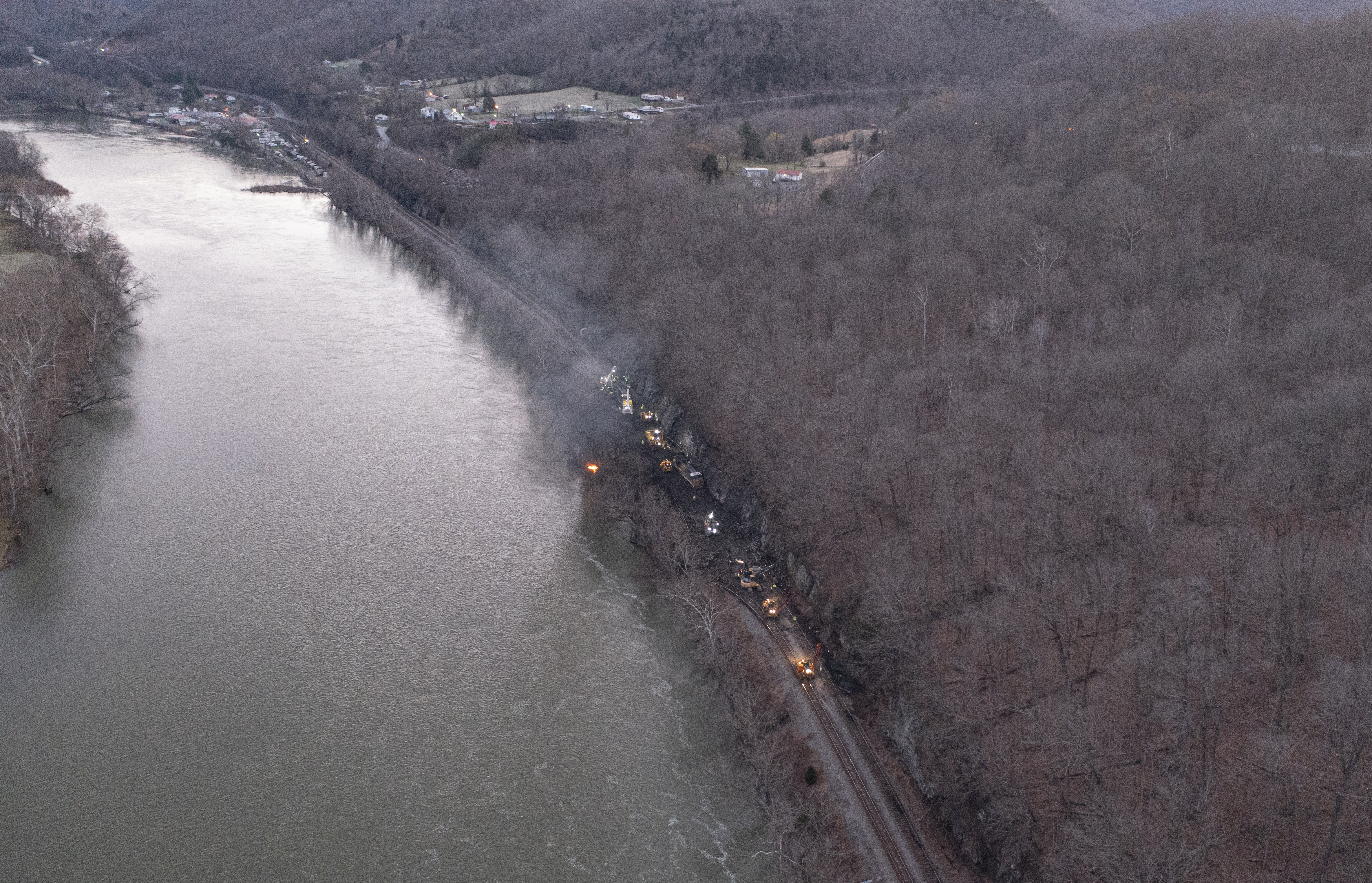 SAD: Teretni voz iskočio iz šina, povrijeđene tri osobe