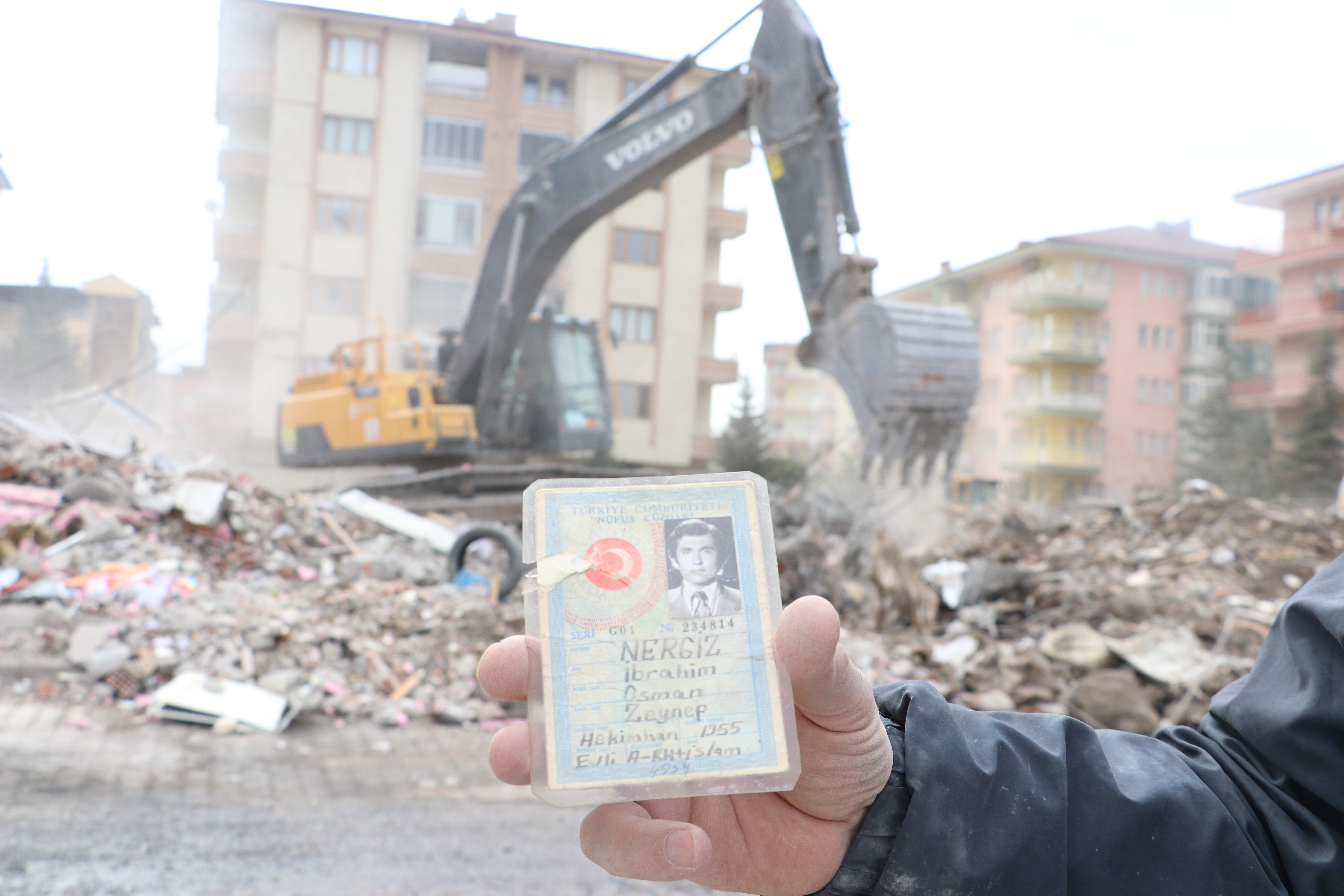 Potraga za uspomenama: Turčin po ruševinama zgrade u kojoj je živio četvrt stoljeća traži fotografije