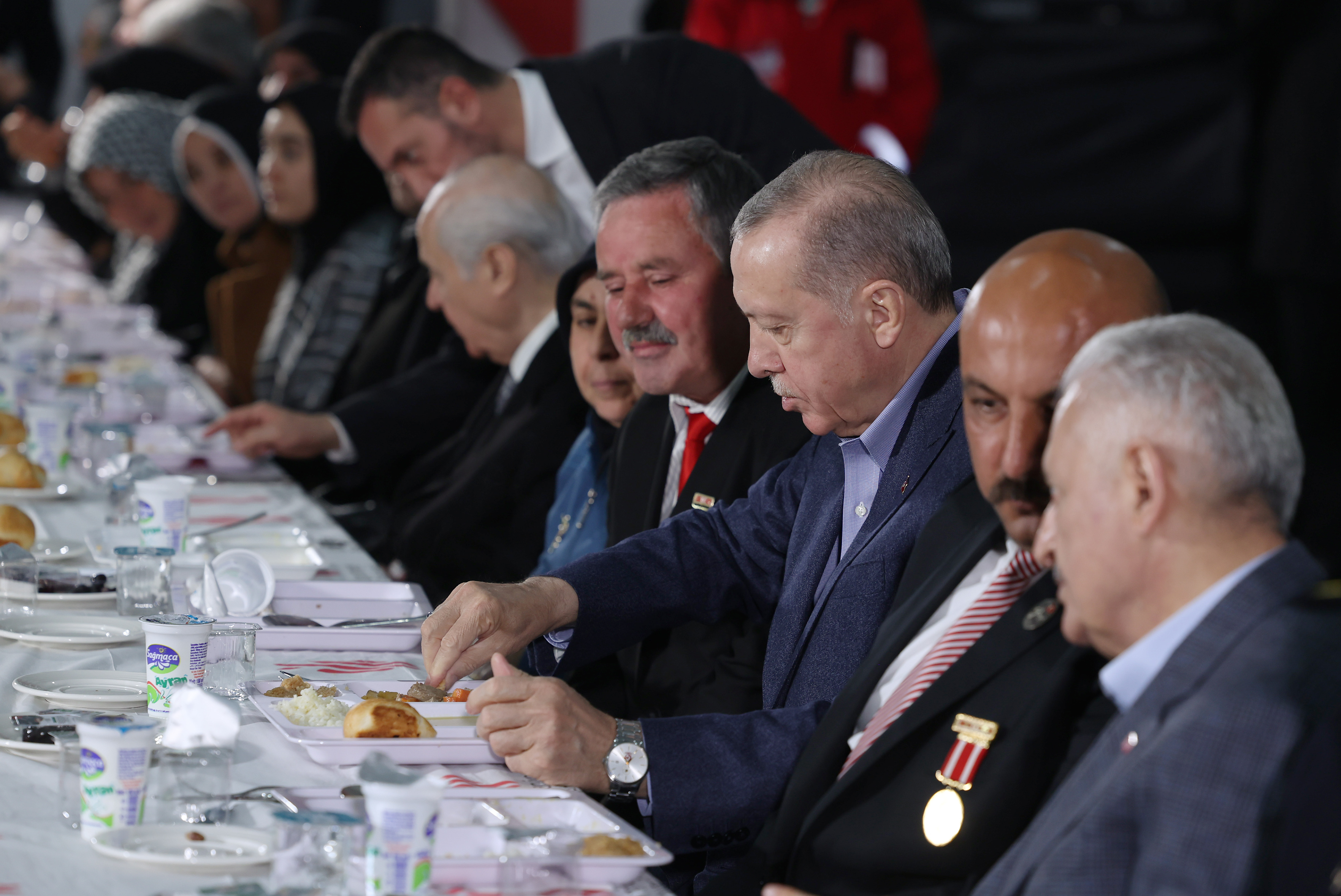 Turski predsjednik Erdogan iftar dočekao u kontejnerskom naselju sa žrtvama zemljotresa