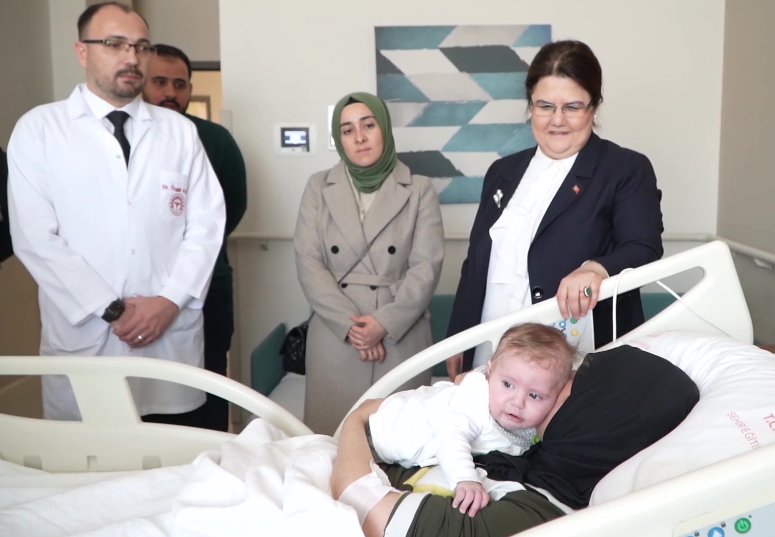 Turkiye: Beba 54 dana nakon zemljotresa ponovo s majkom