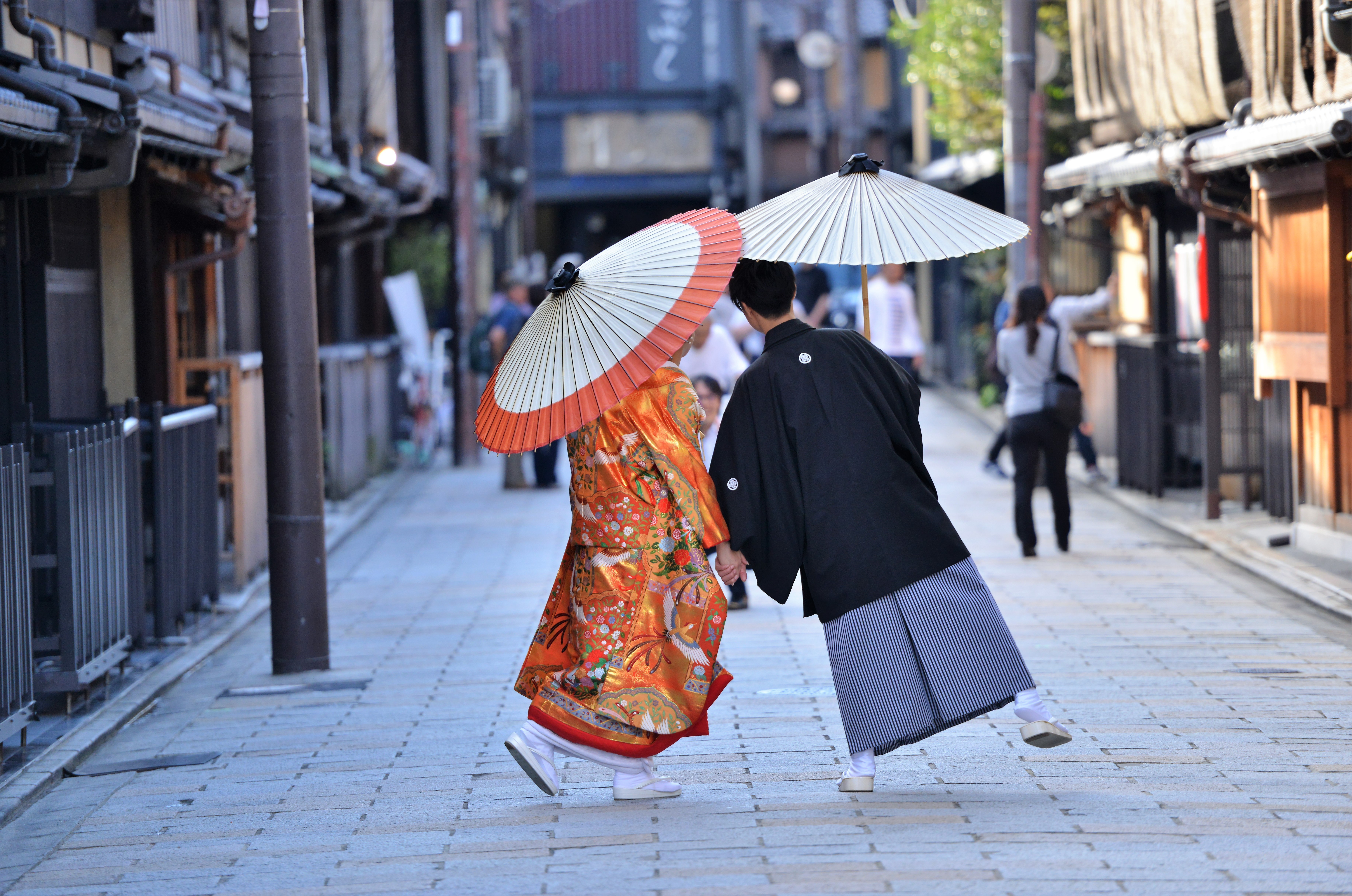 A,Japanese,Couple,On,Their,Wedding,Day,Dressed,Up,In