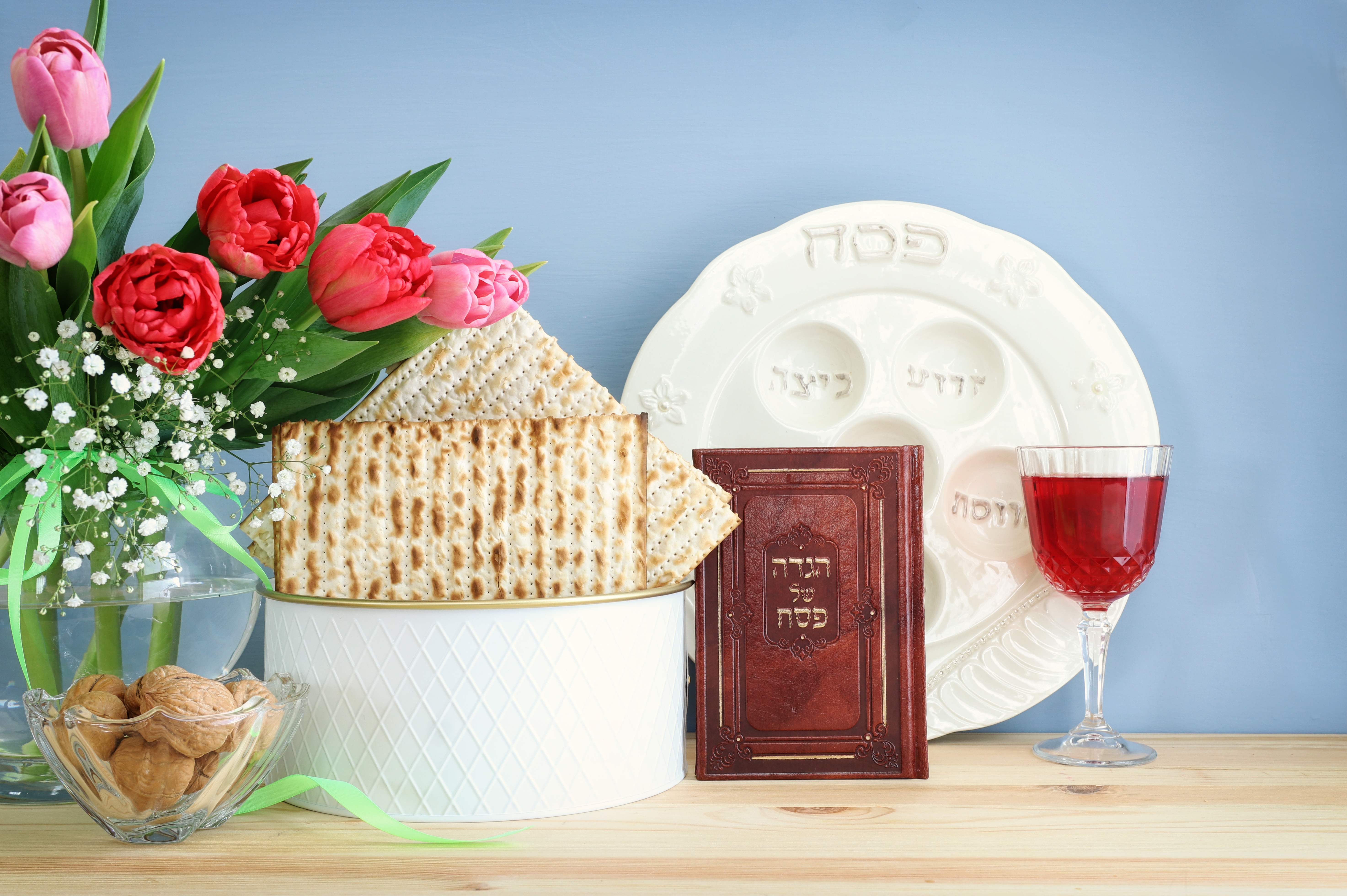 Pesah,Celebration,Concept,(jewish,Passover,Holiday).,Traditional,Pesah,Plate,Text