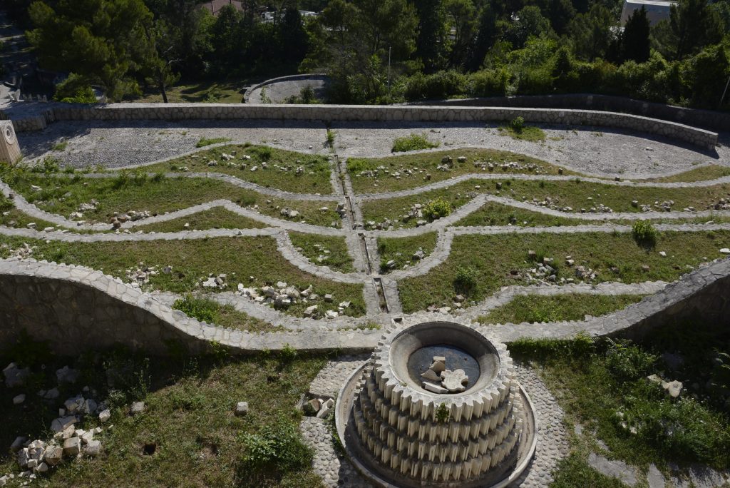 1655287610-AA-20220615-28163179-28163174-BIH_NOVI_NAPAD_NA_PARTIZANSKO_GROBLJE_U_MOSTARU_UNISTENE_GOTOVO_SVE_SPOMEN_PLOCE-1024x684