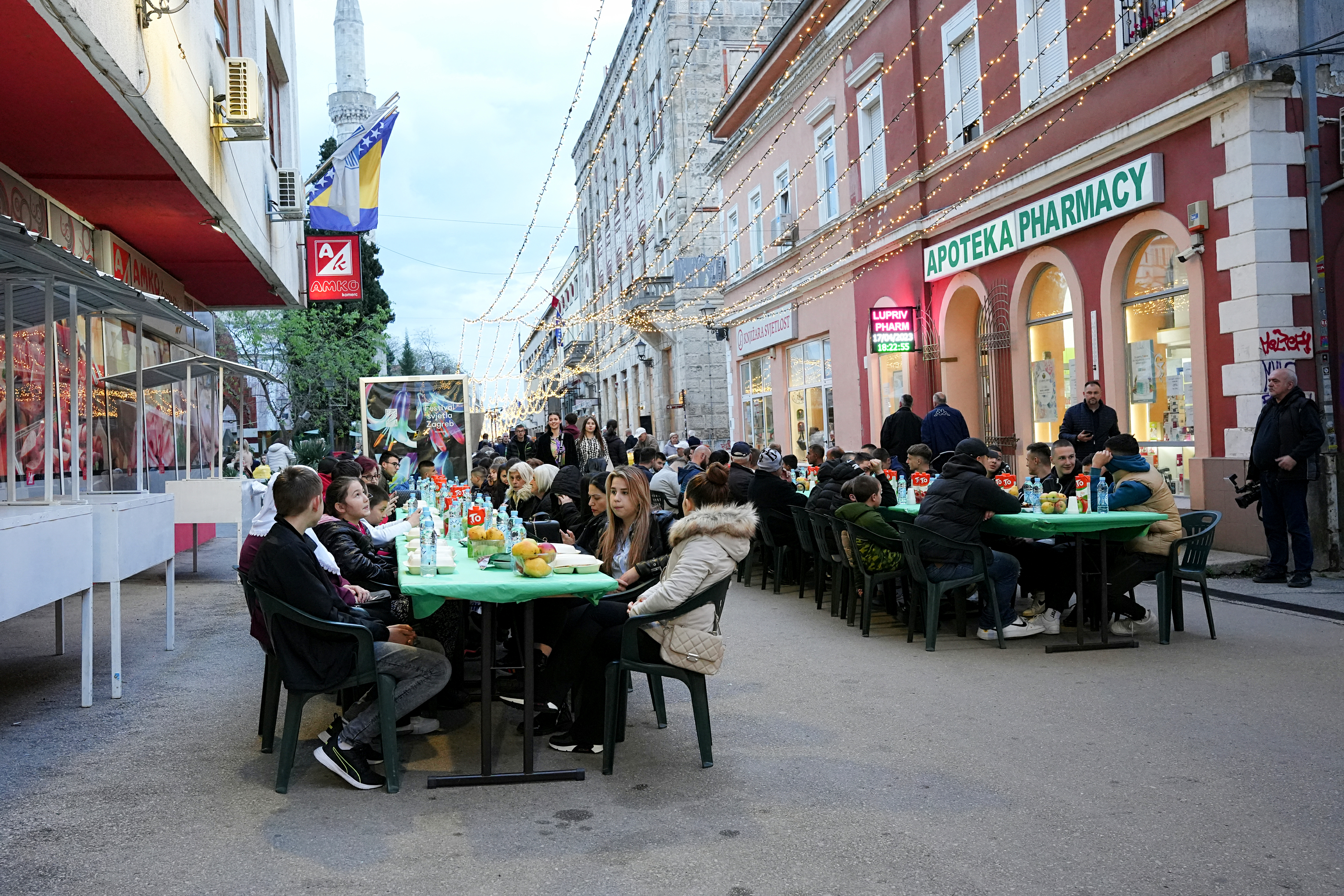 Mostar: Skoro 1.500 postača i gostiju na zajedničkom iftaru na otvorenom