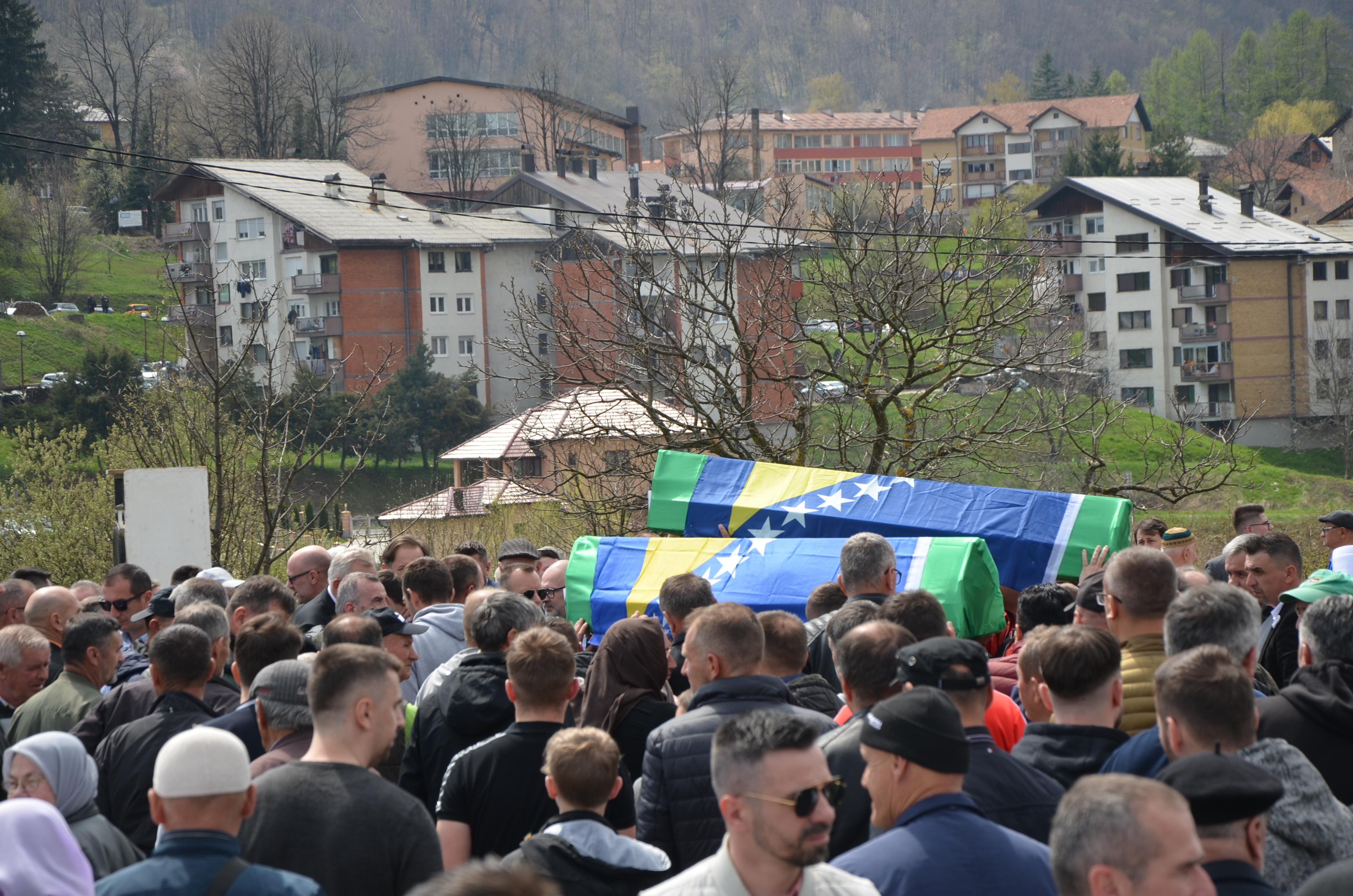 Kolektivna dženaza u Vlasenici: Šemso Efendić ukopao i sedmog brata