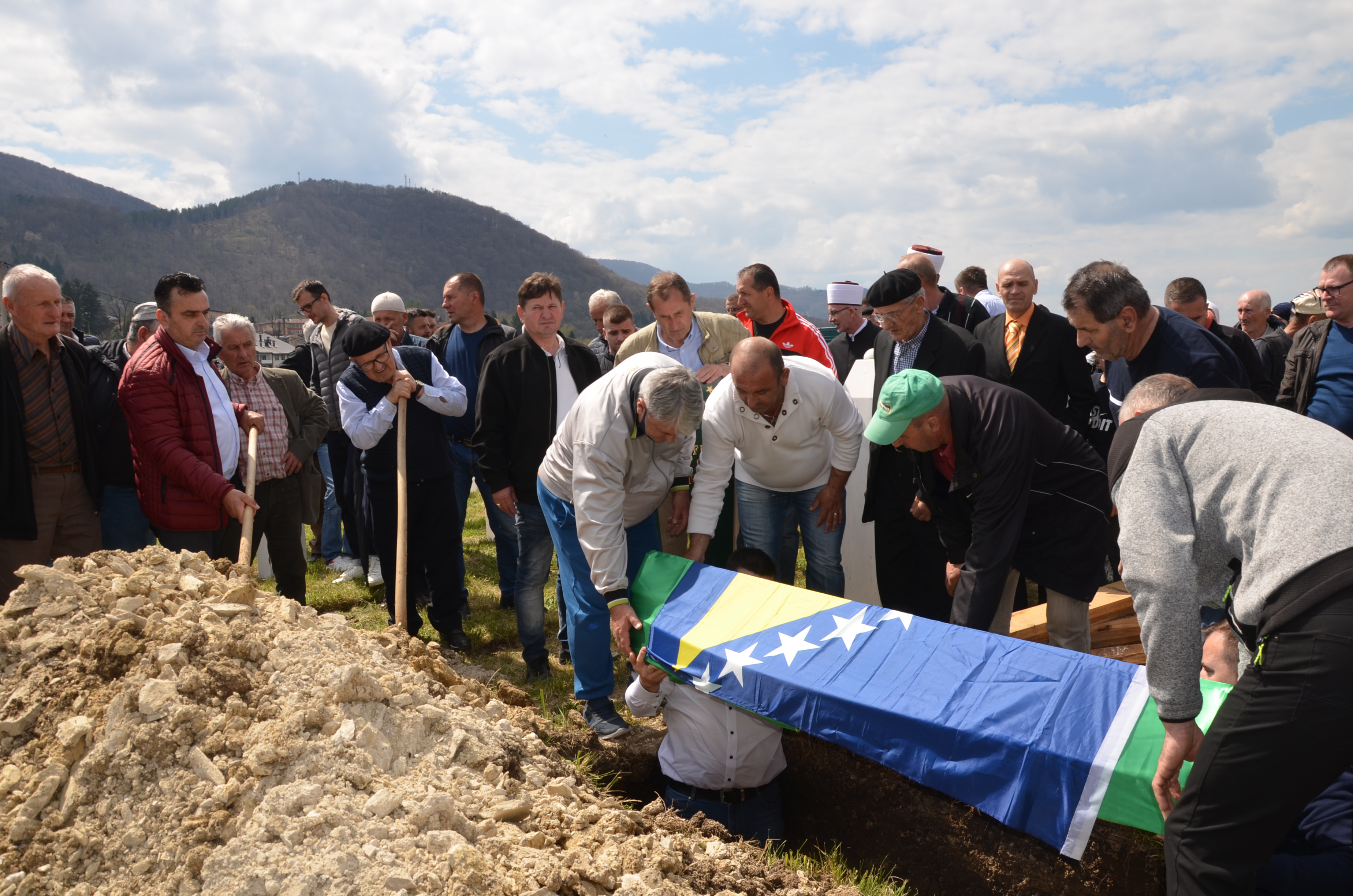 Kolektivna dženaza u Vlasenici: Šemso Efendić ukopao i sedmog brata