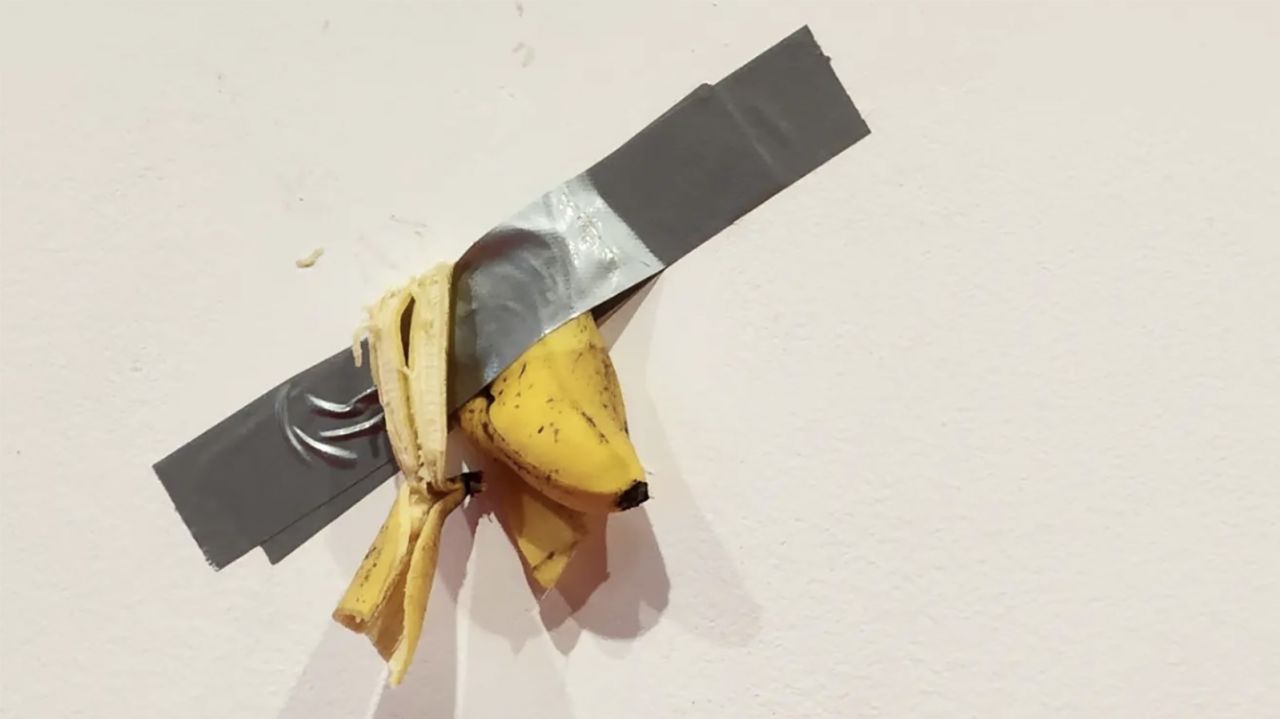 230501085926-cattelan-banana-seoul