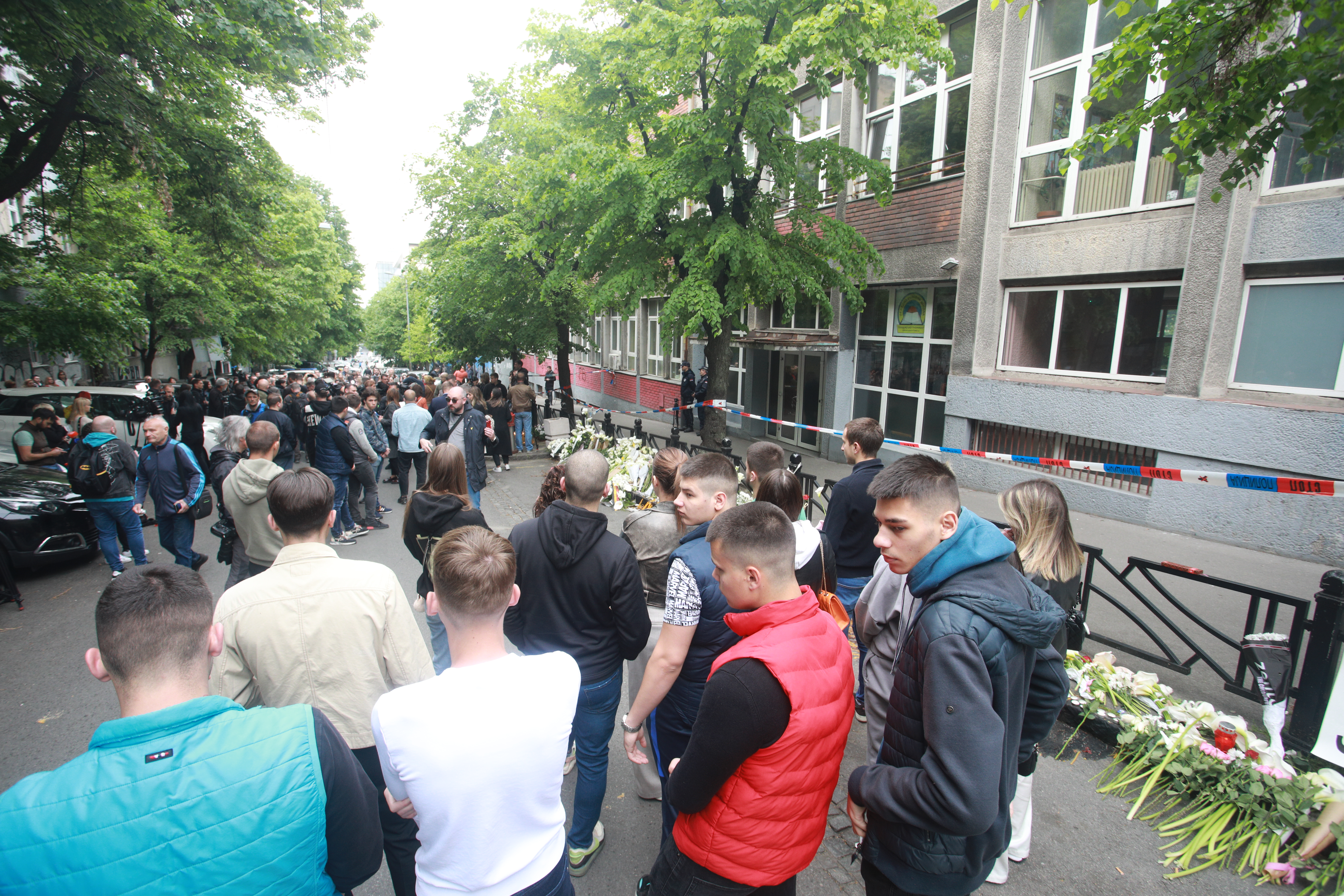 Srbija: Brojni građani Beograda i danas paljenjem svijeća odaju počast ubijenim učenicima