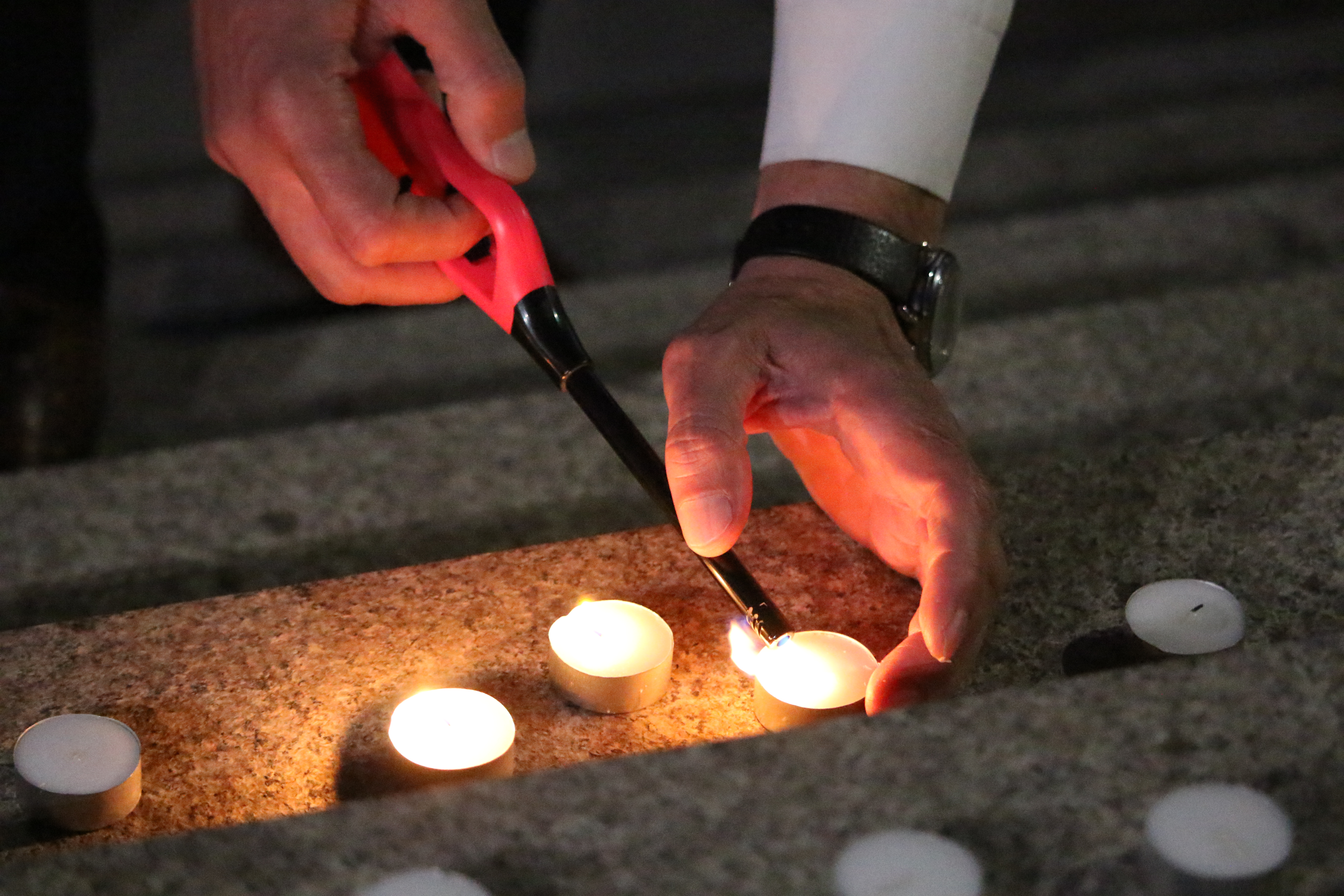 Priština: Učesnici i gosti festivala “Miredita, dobar dan” upalili sveće za žrtve napada u beogradskoj školi