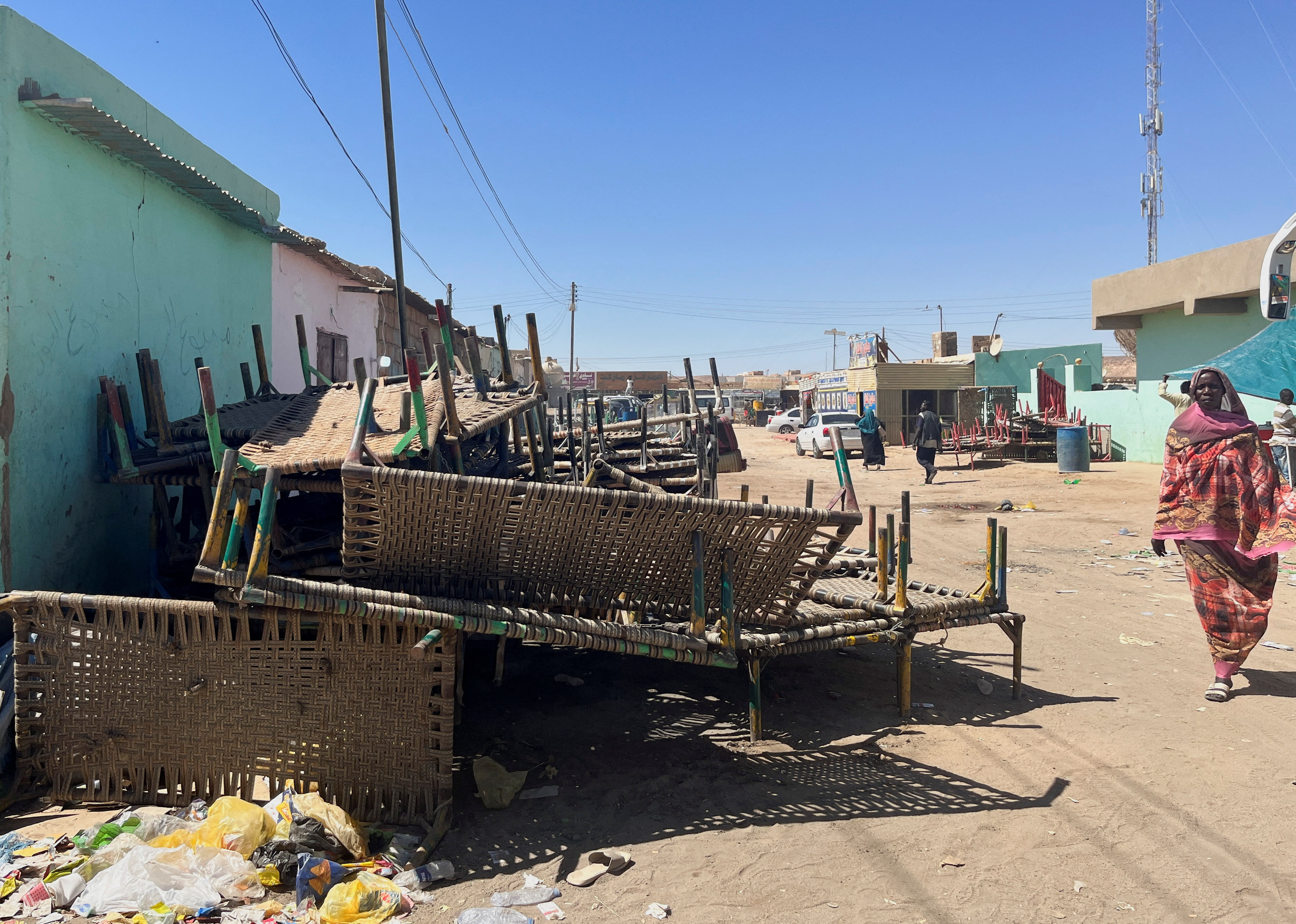 Sudanese fleeing north face arduous crossing into Egypt