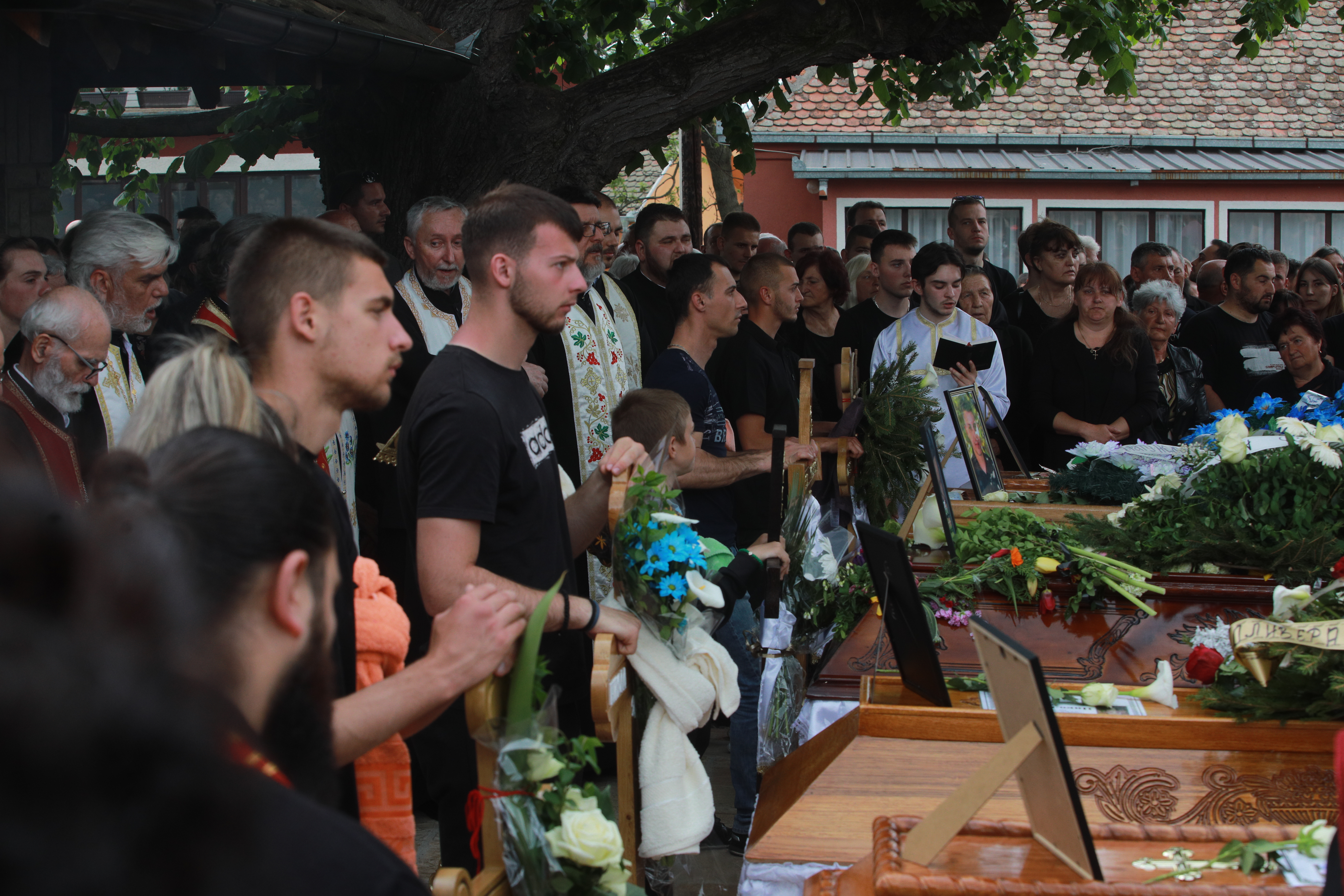 Srbija: Sahranjena petorica mladića, žrtve napada u okolini Mladenovca