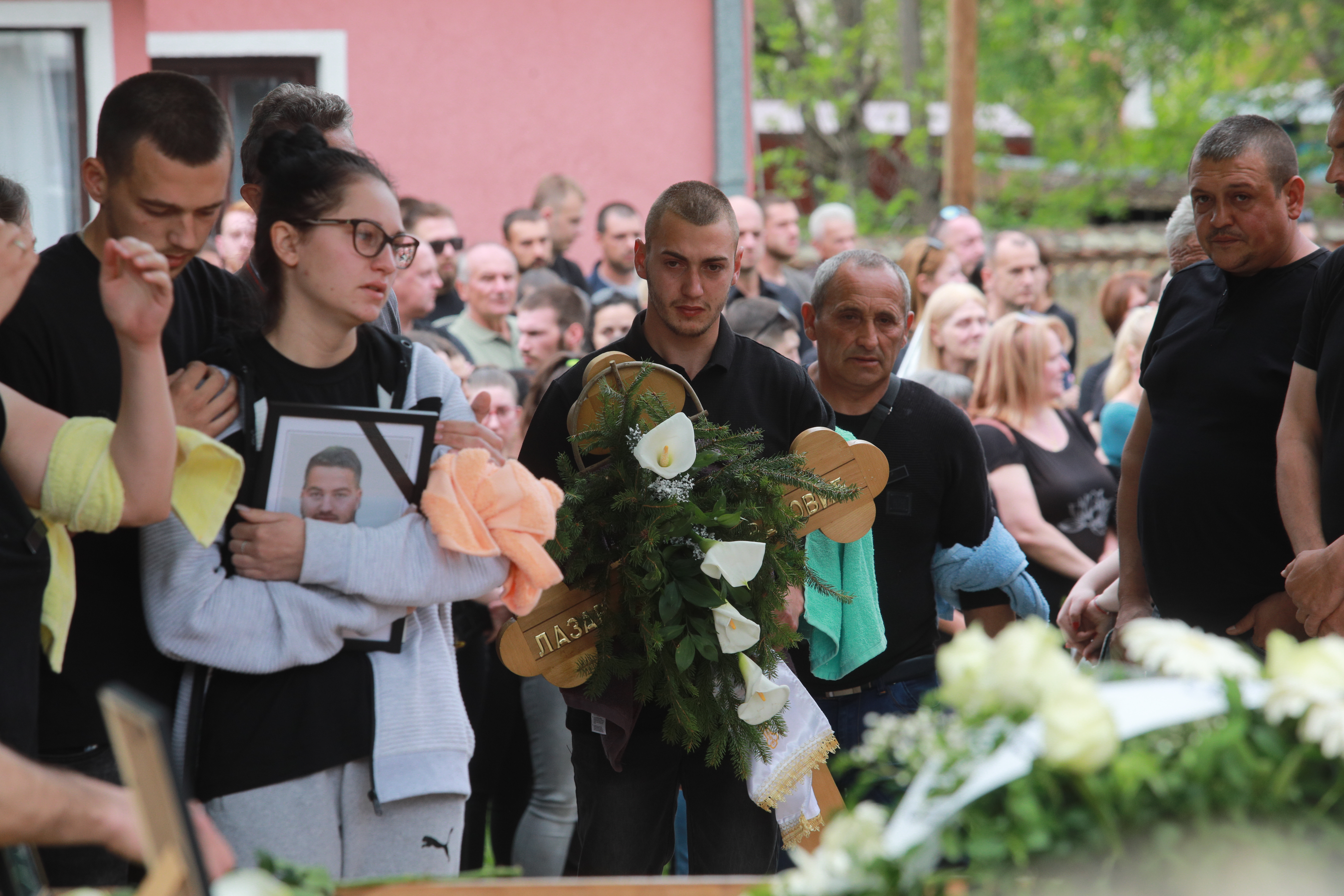 Srbija: Sahranjena petorica mladića, žrtve napada u okolini Mladenovca