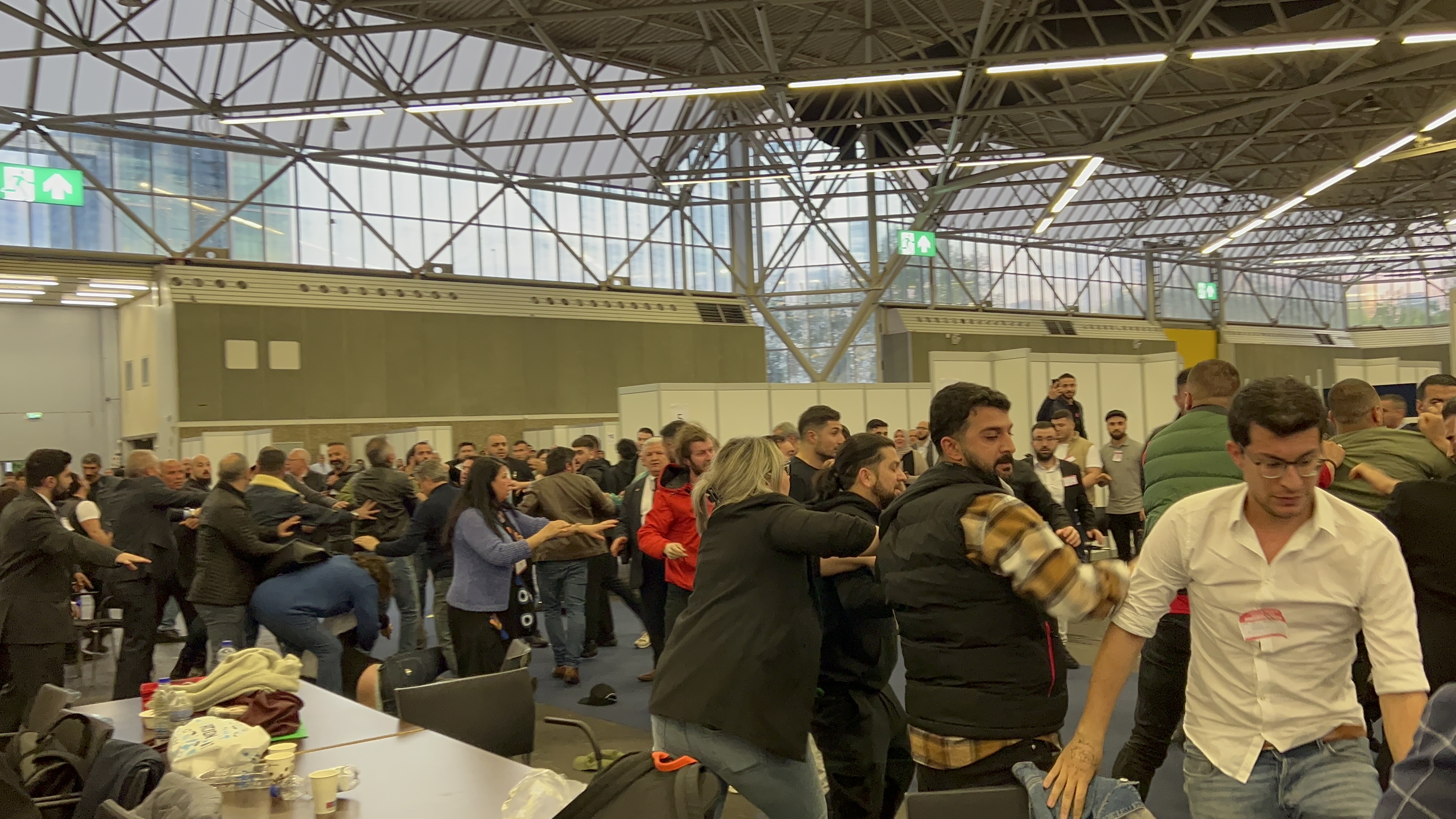 Izbori u Turkiye: Pristalice terorističke organizacije PKK napale posmatrače na biralištu u Amsterdamu