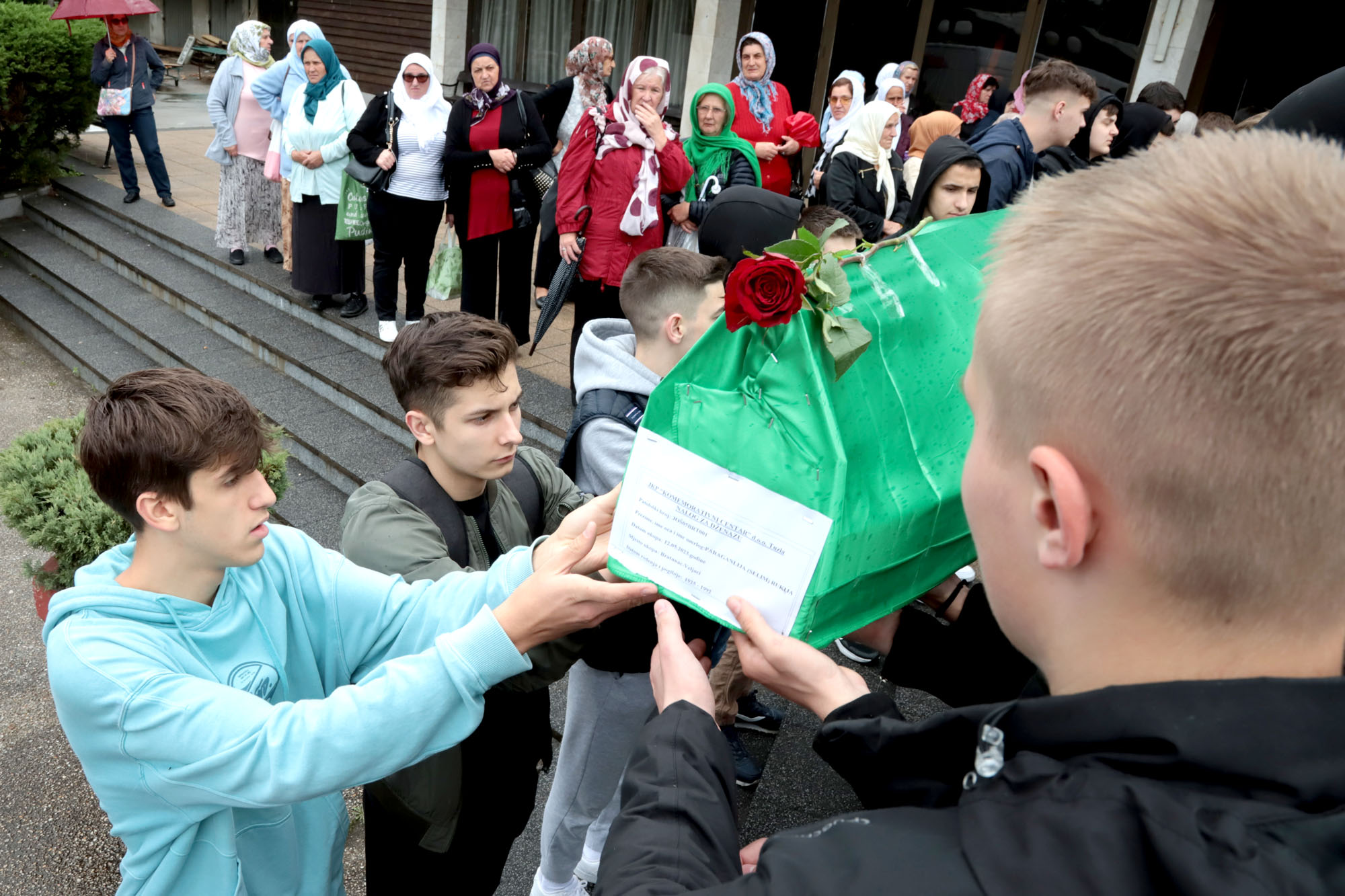 Tuzla: Ispraćeno šest bratunačkih žrtava, zajedno će biti ukopane majka, kćer i nana