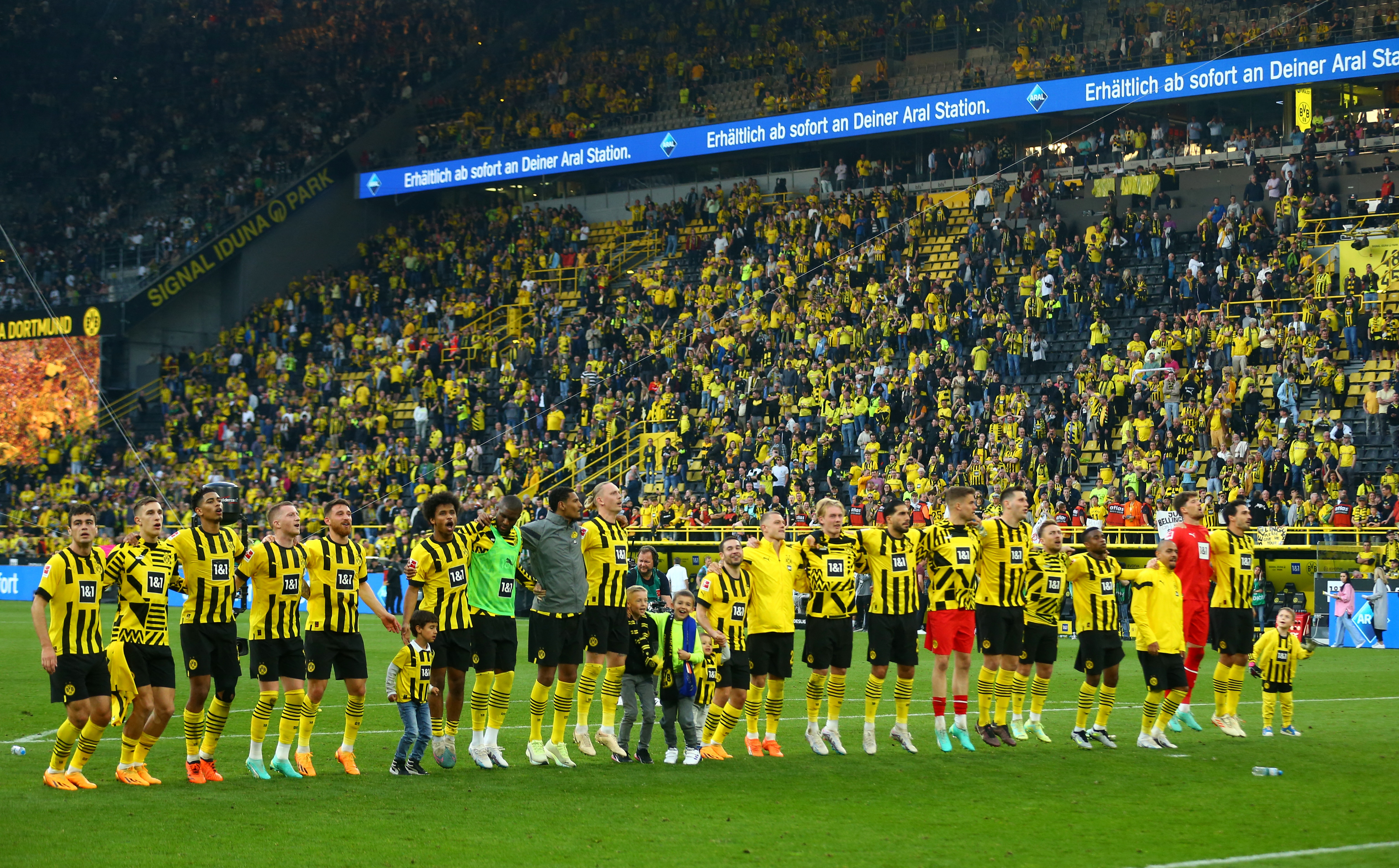 Bundesliga - Borussia Dortmund v Borussia Moenchengladbach