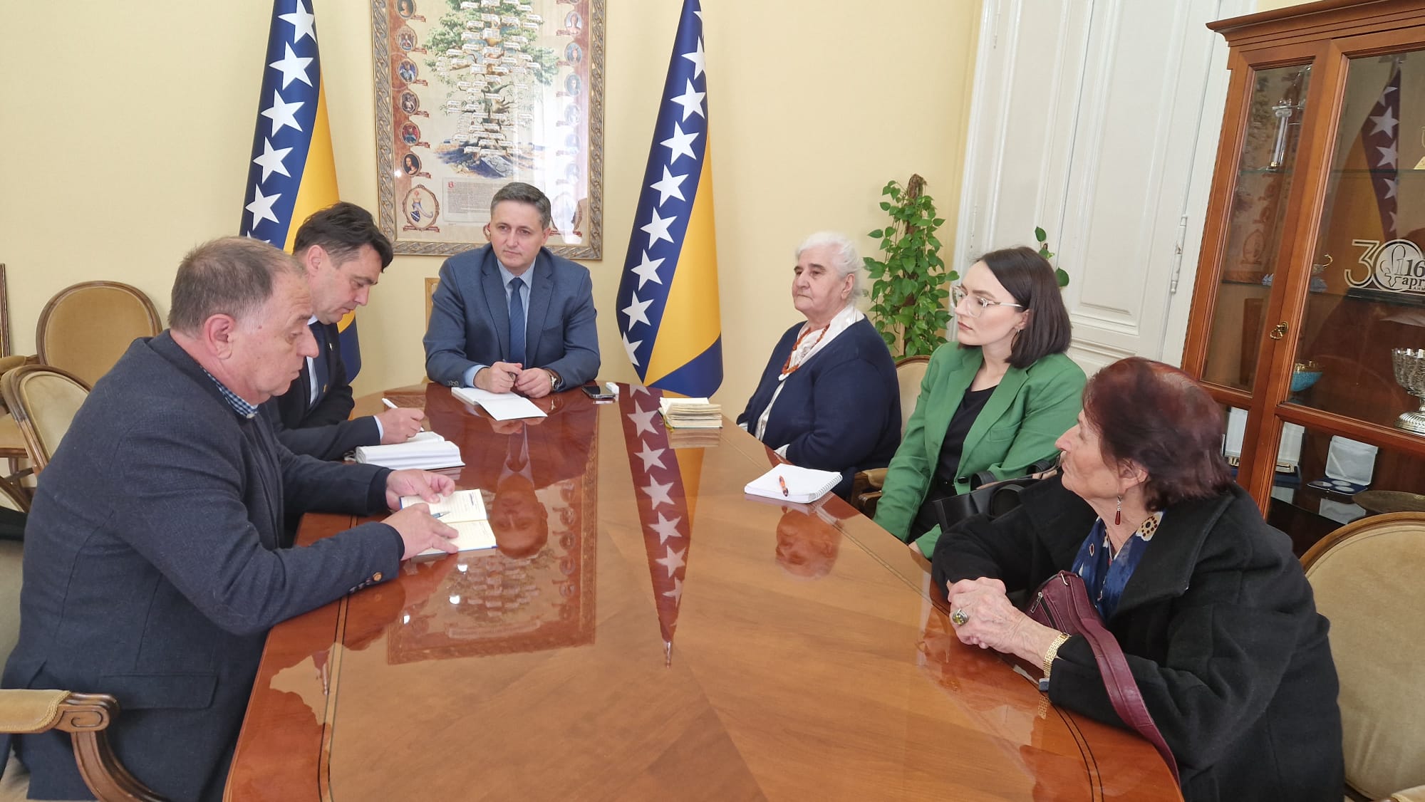 Član Predsjednštva BiH dr. Denis Bećirović razgovarao sa predstavnicima Udruge žrtava i svjedoka genocida i udruge Pokret „Majke enklava Srebrenica i Žepa“