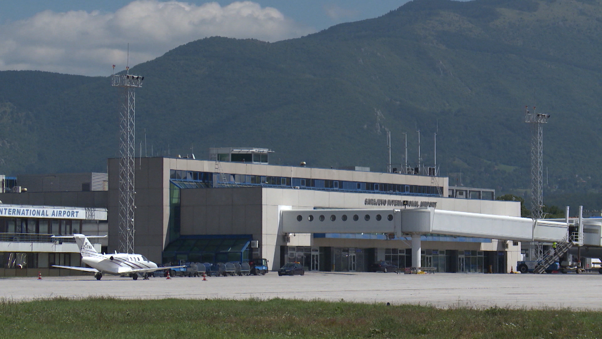 SA-AERODROM I LETOVI PKG-DAG-1(20230517-171435209).mxf.00_01_51_22.Still001