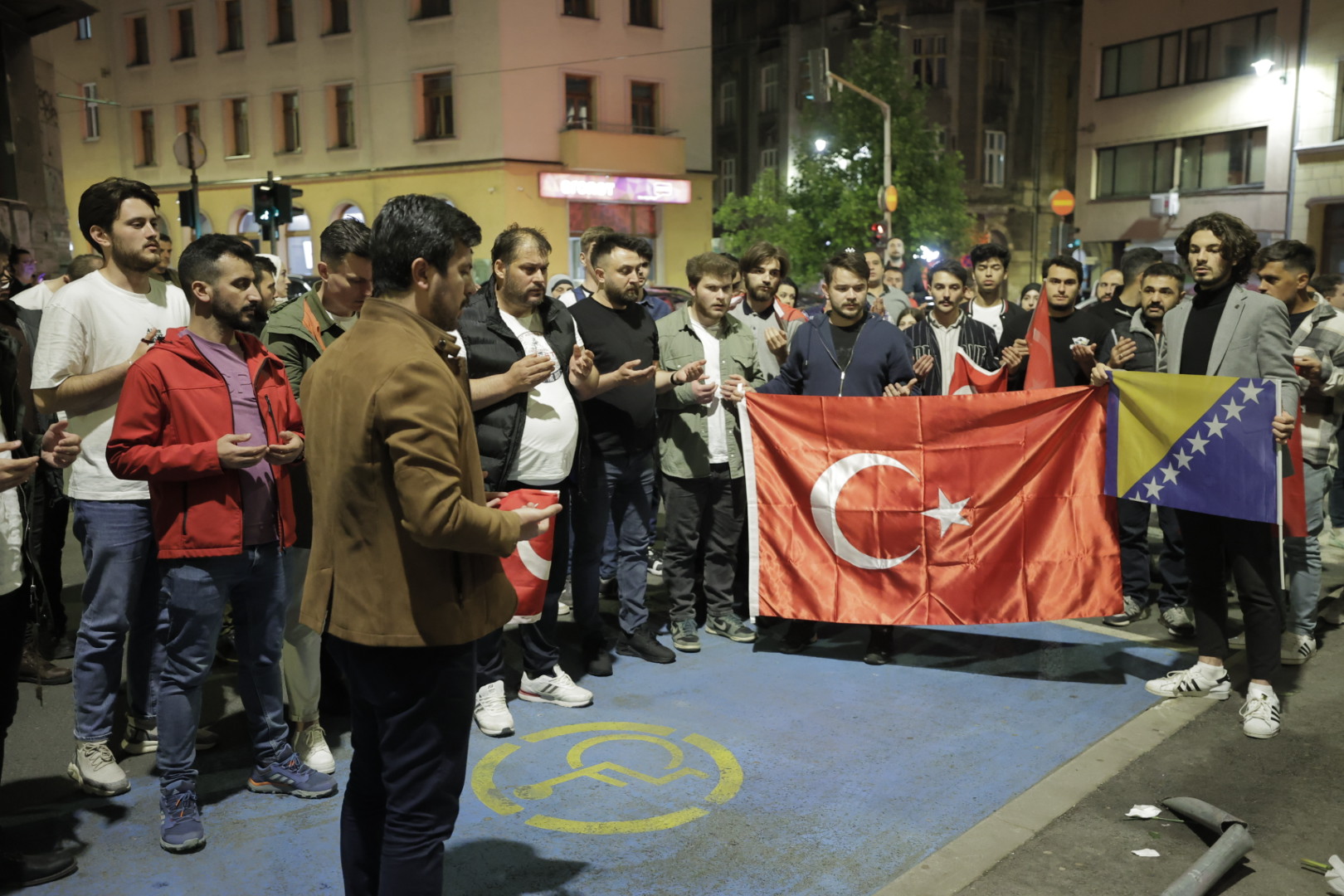 Građani iz konvoja podrške Erdoganu odali počast stradaloj doktorici u Sarajevu